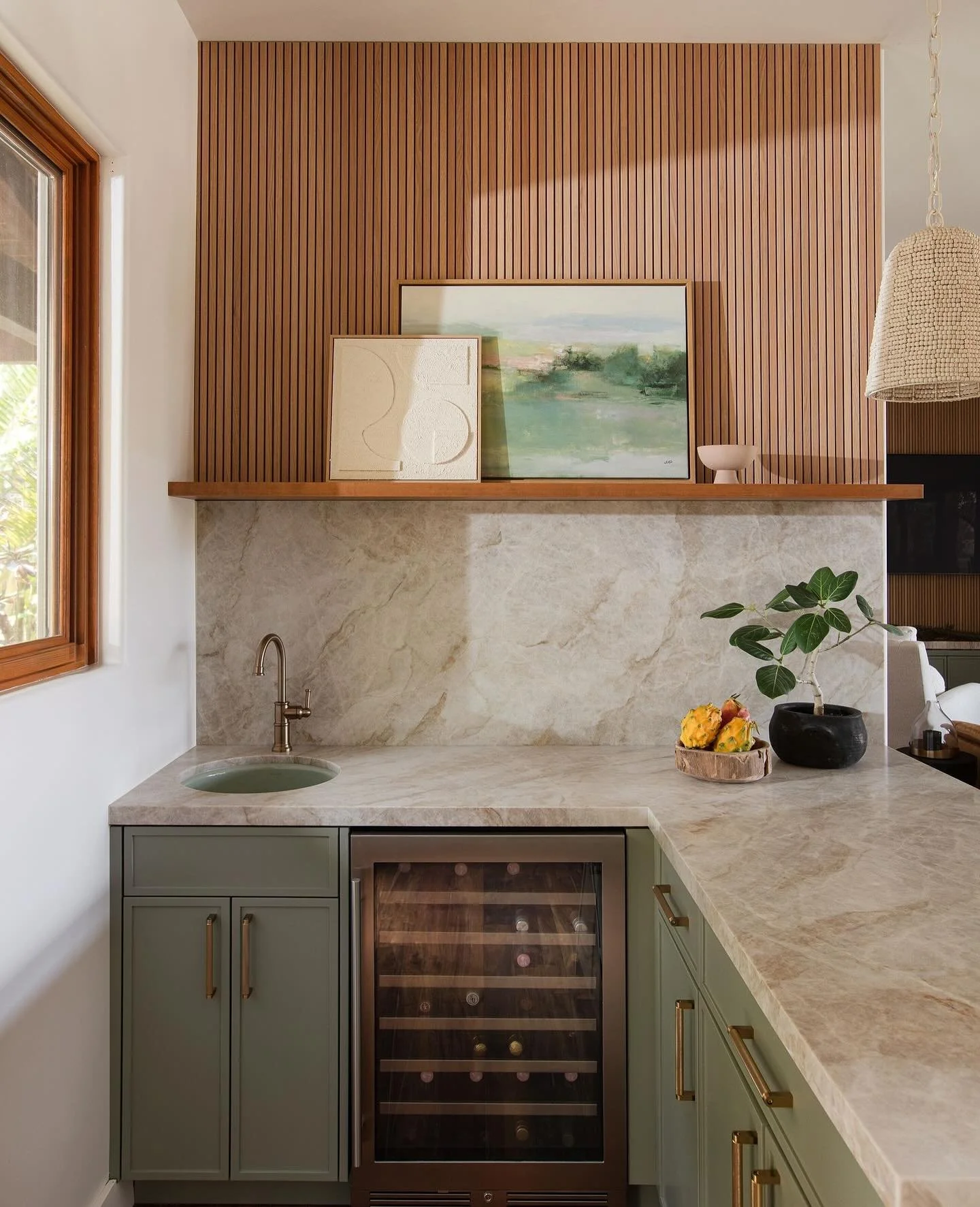 This before and after is proof that a good cocktail isn&rsquo;t the only thing that can be mixed to perfection🍹🤌

📸 @nataliarobertphoto #homebar #bardesign #interiordesign #sandiegoliving #homestyle