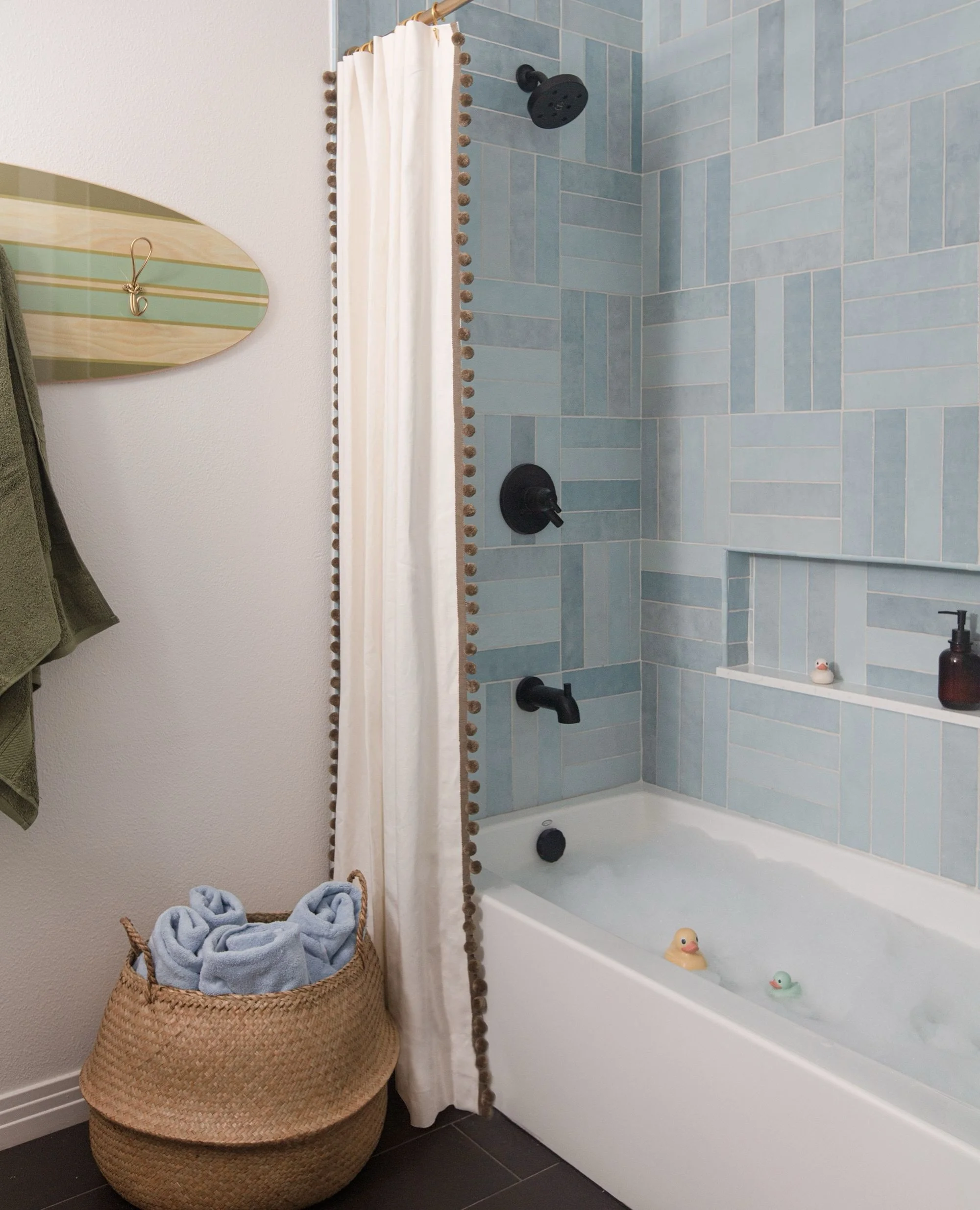 A before and after worth swiping for...🏄️⁠
⁠
We L-O-V-E designing kids&rsquo; bathrooms and for this vacation home, we went for a playful modern look infused with a dash of iconic SoCal vibes⚡️

📸 @nataliarobertphoto 
We&rsquo;re Blythe Interiors, 