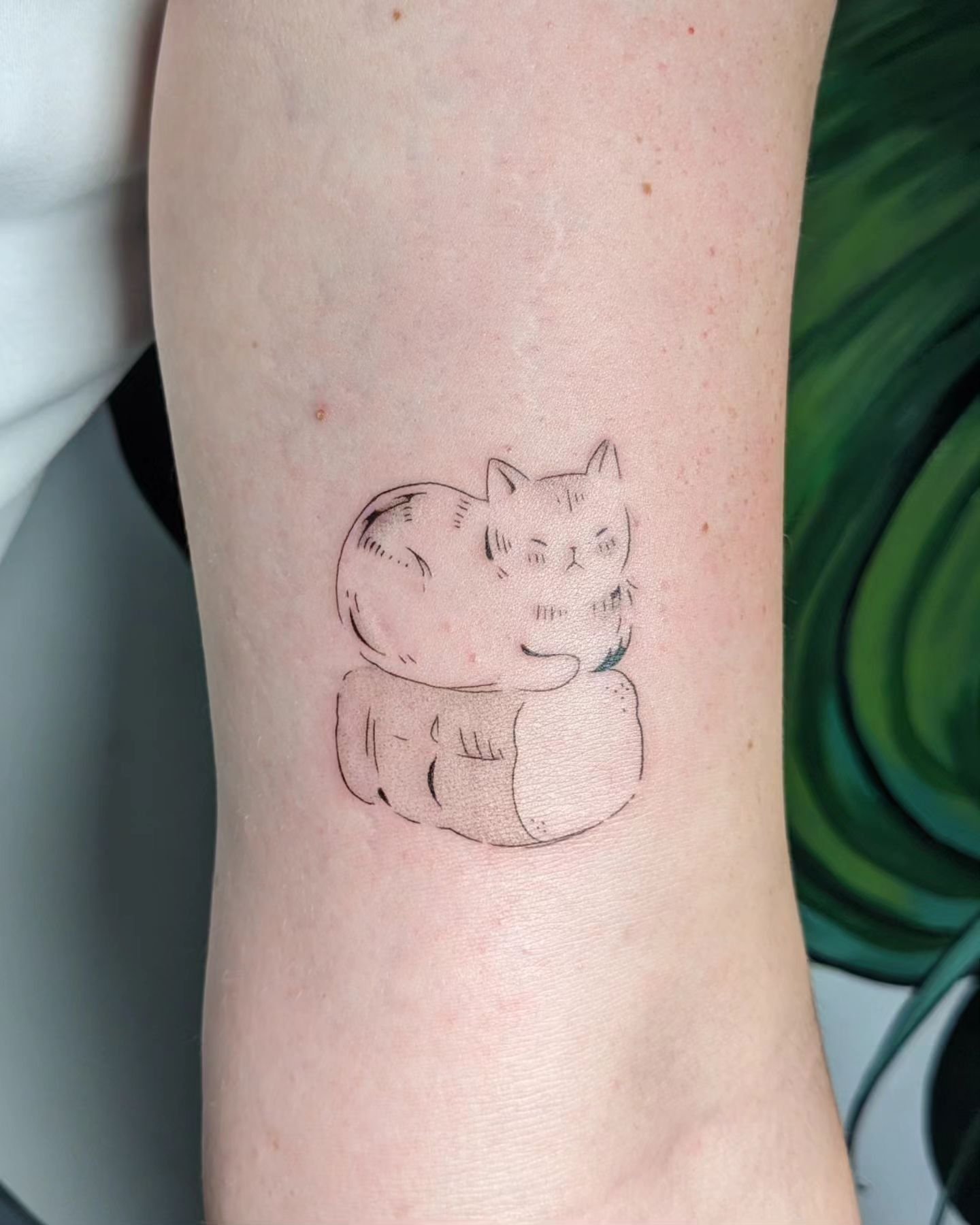 Did two variations of this Spring flash. I love cats and bread 🫰

.
.
.
.
.
.

#yyc #yycliving #yyctattoo #tattoo #tattoos #calgary #calgarytattoo #flash #flashtattoo #yycflash #finelinetattoo #finelineyyc #illustration #cute #cutetattoo #cat #catta