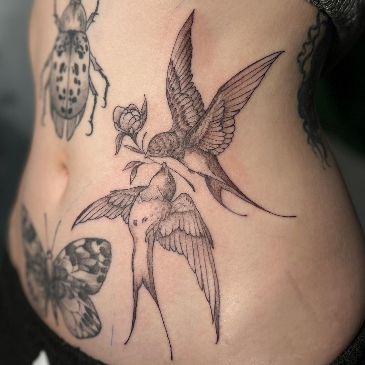 Love this placement for this flash piece 😍 thanks for adding these lover birds to your collection 💛💛💛

#stomachtattoo #swallowstattoo #blackandgreytattoo #birdtattoo #calgarytattoo