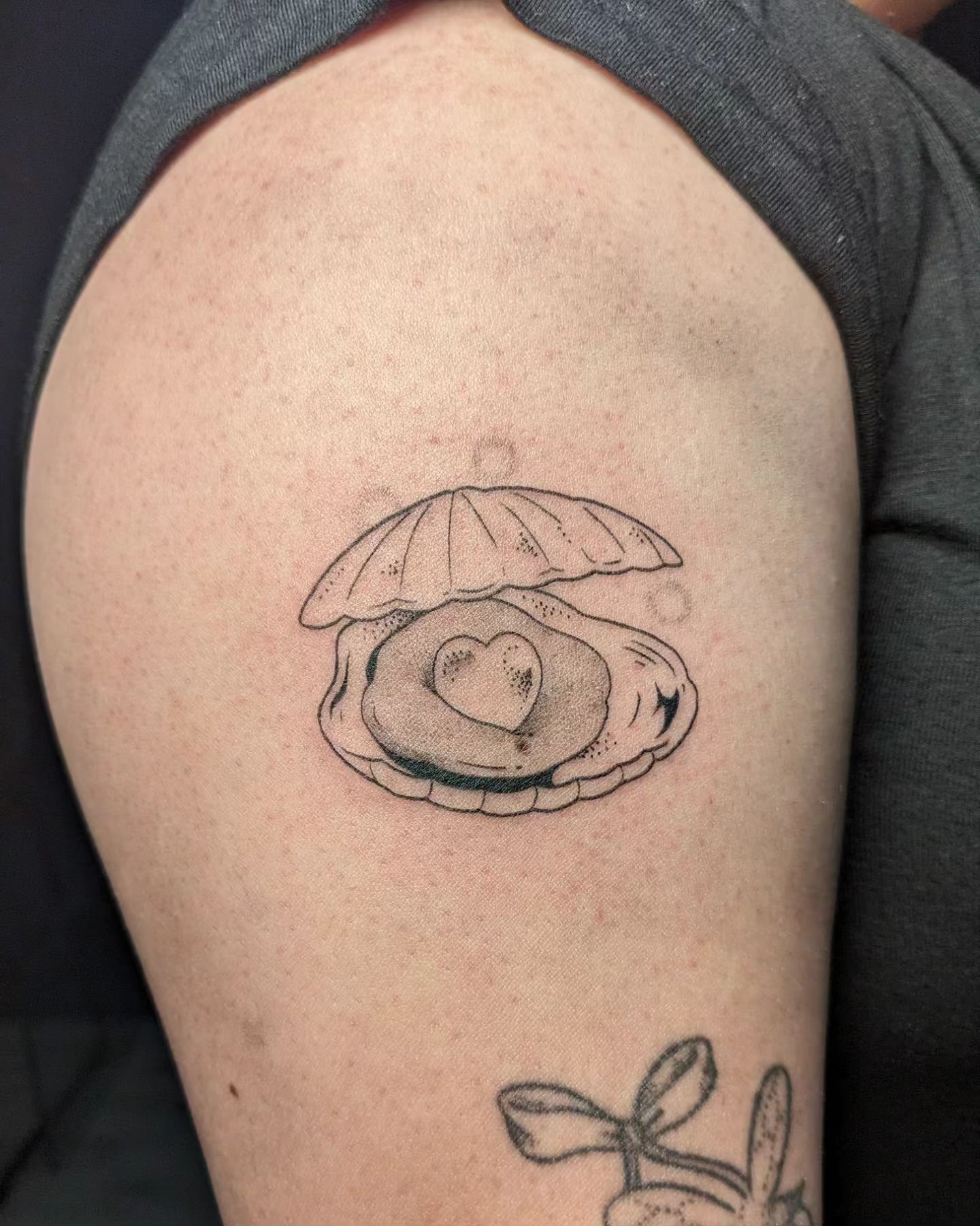 Almost forgot to post this spring flash. Thicker lines than my usual (:

.
.
.
.
.
.

#yyc #yycliving #yyctattoo #tattoo #tattoos #calgary #calgarytattoo #flash #flashtattoo #yycflash #finelinetattoo #finelineyyc #illustration #cute #cutetattoo #clam