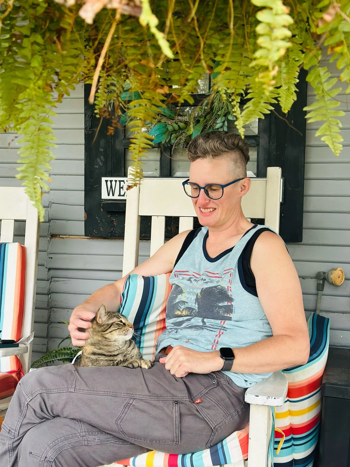 Basil is always up for a good cuddle. Even when we are dirty from projecting. 🤣

@dovetailworkwear @pineappleamyj 

#catmoms #farmhousereno #dovetailworkwear #homerenovation #historicalhome