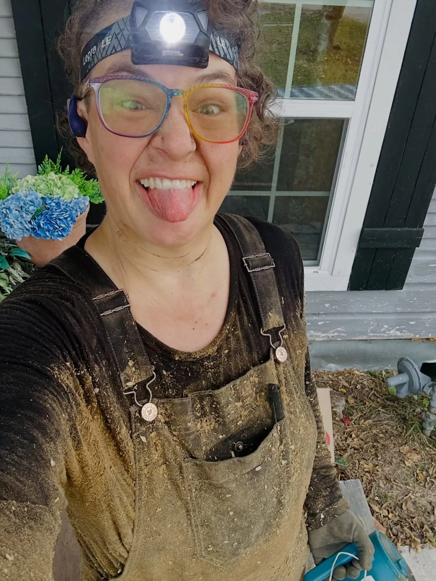 Some jobs are just dirty!  Spent the day in the attic working on electrical. Even covered from head to toe in my @dovetailworkwear overalls, this is still what I looked like at the end of the day 🤣🤪😬

#homereno #diy #dovetailworkwear #womenwhowork