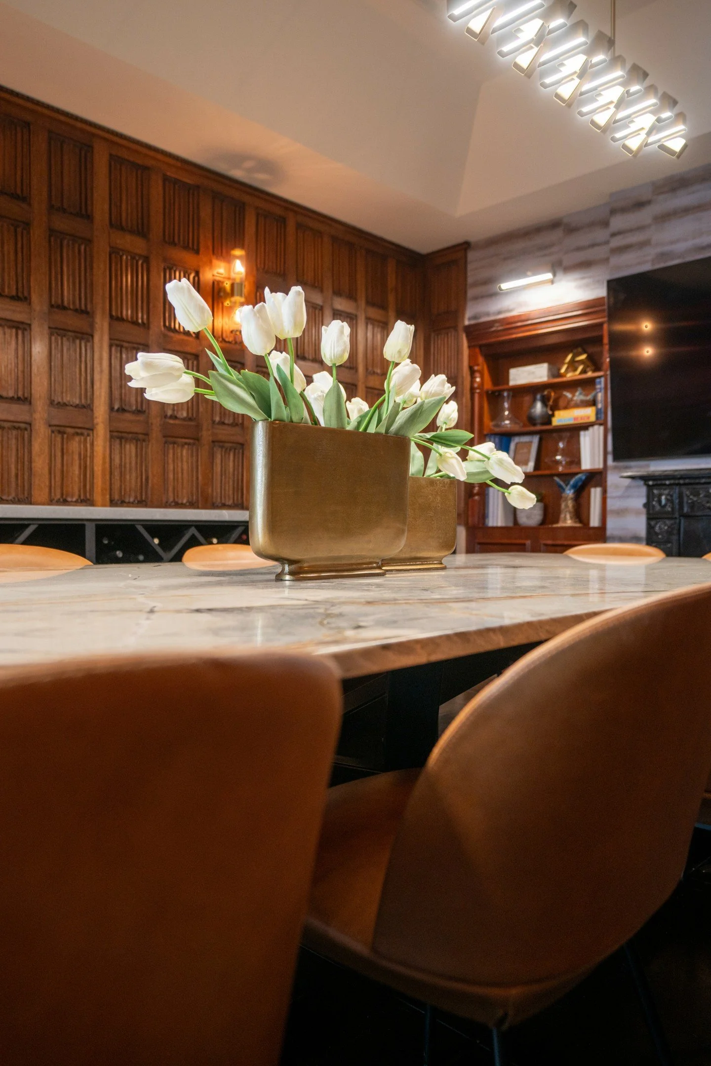 ✨ A dining room designed for conversation, comfort, and connection and brunch!  From the warm wood walls and custom stone table, to the thoughtful details, every element at Draft and Table invites you to savor the weekend. Saturday brunch never felt 