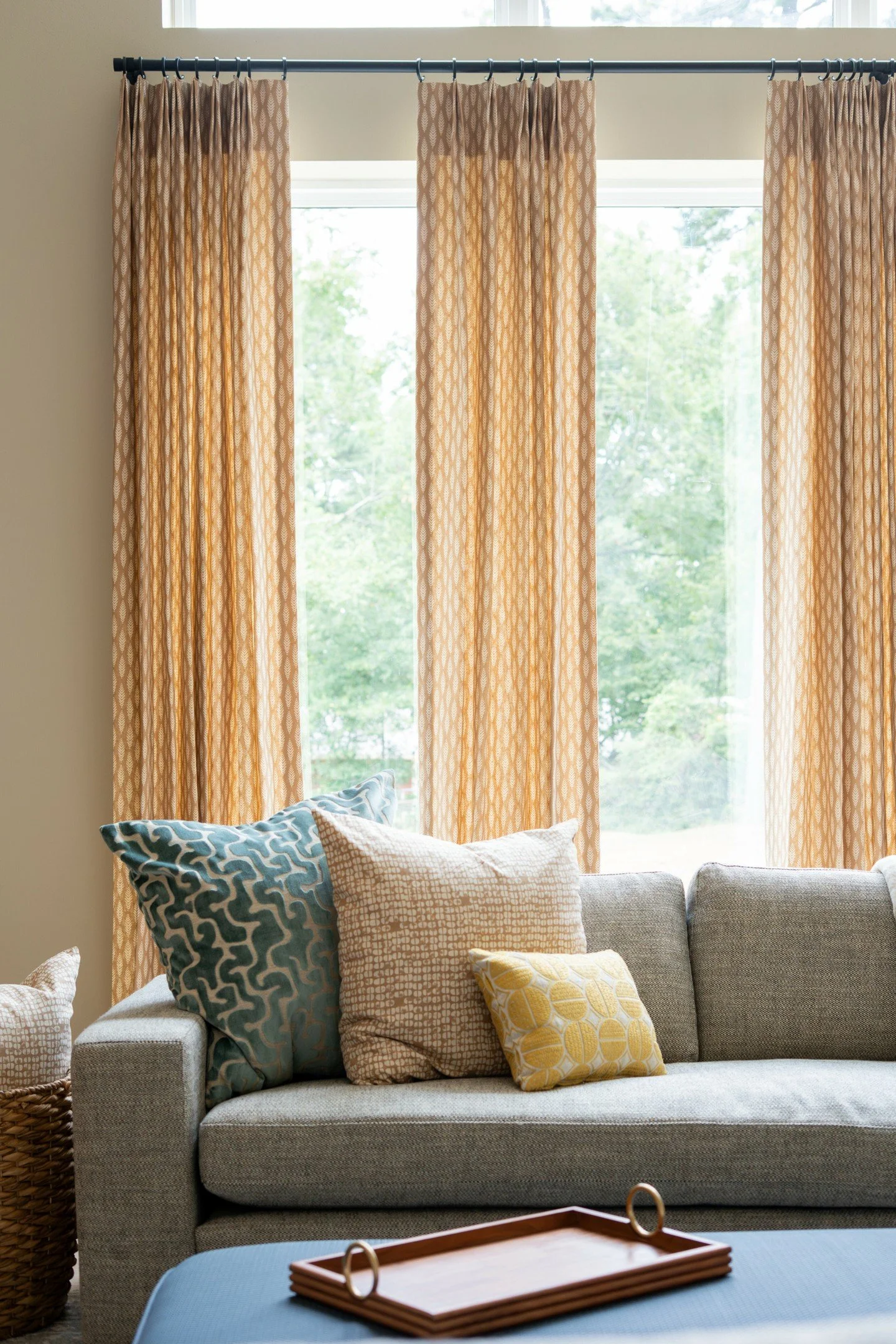There&rsquo;s something about this time of year&mdash;the days stay warm (or in the case of this week, ridiculously hot), but the light shifts and whispers that fall is near. 🍂

We've loved how in this guest house living room, layered textures and a