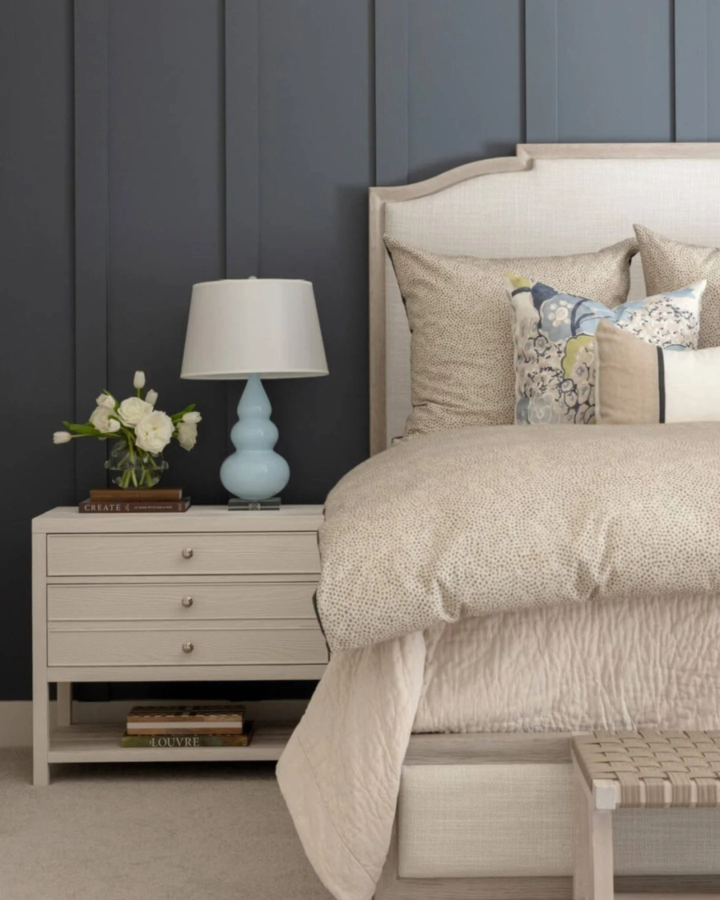 When the clock says 6:30 p.m. but it looks more like bedtime. 
Soft light, cozy layers, and no guilt about calling it an early night. 🌙✨