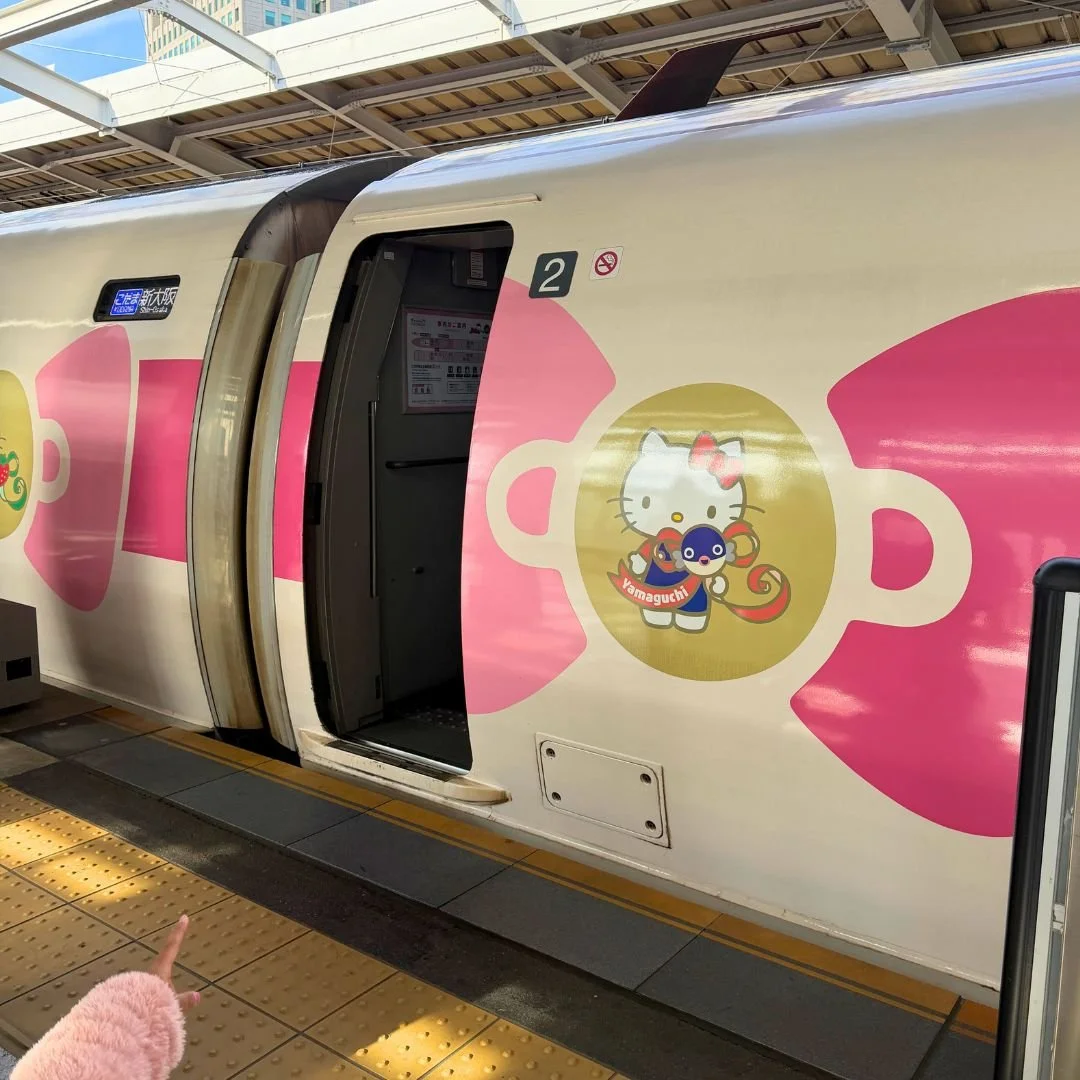 Hello Kitty Train Exterior 