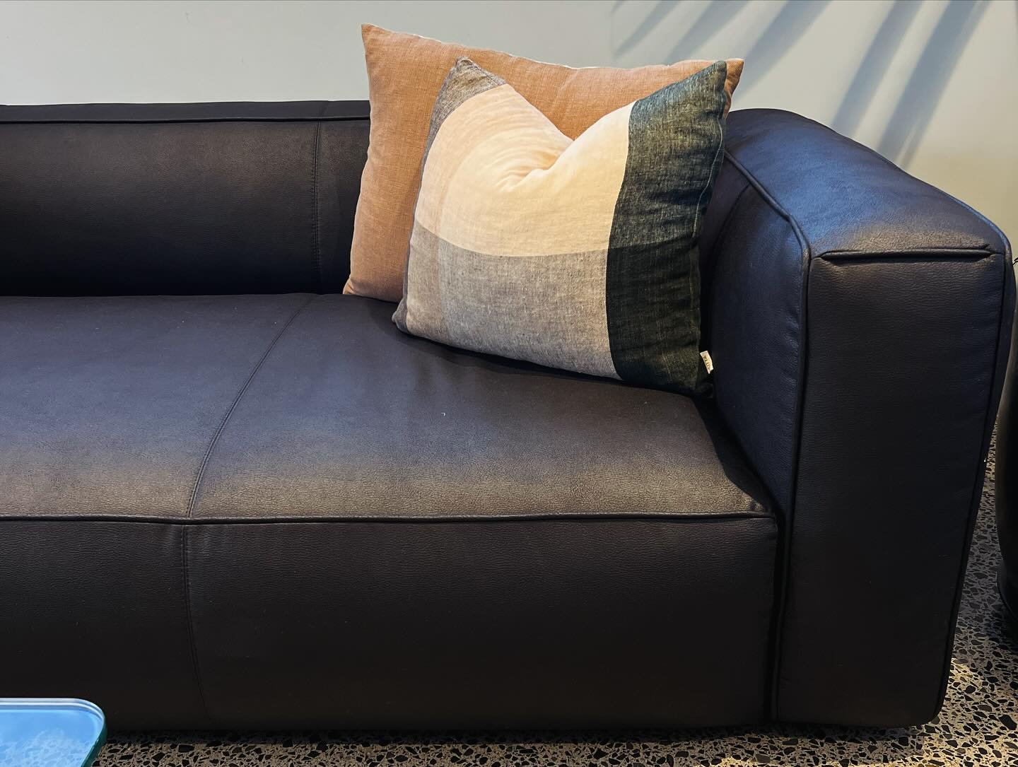 A super speedy re-upholster for this sofa by @urbanseating.

Lounge refresh underway 🙌🏼

#studiorecess #interiordesigner #sofreshandsoclean