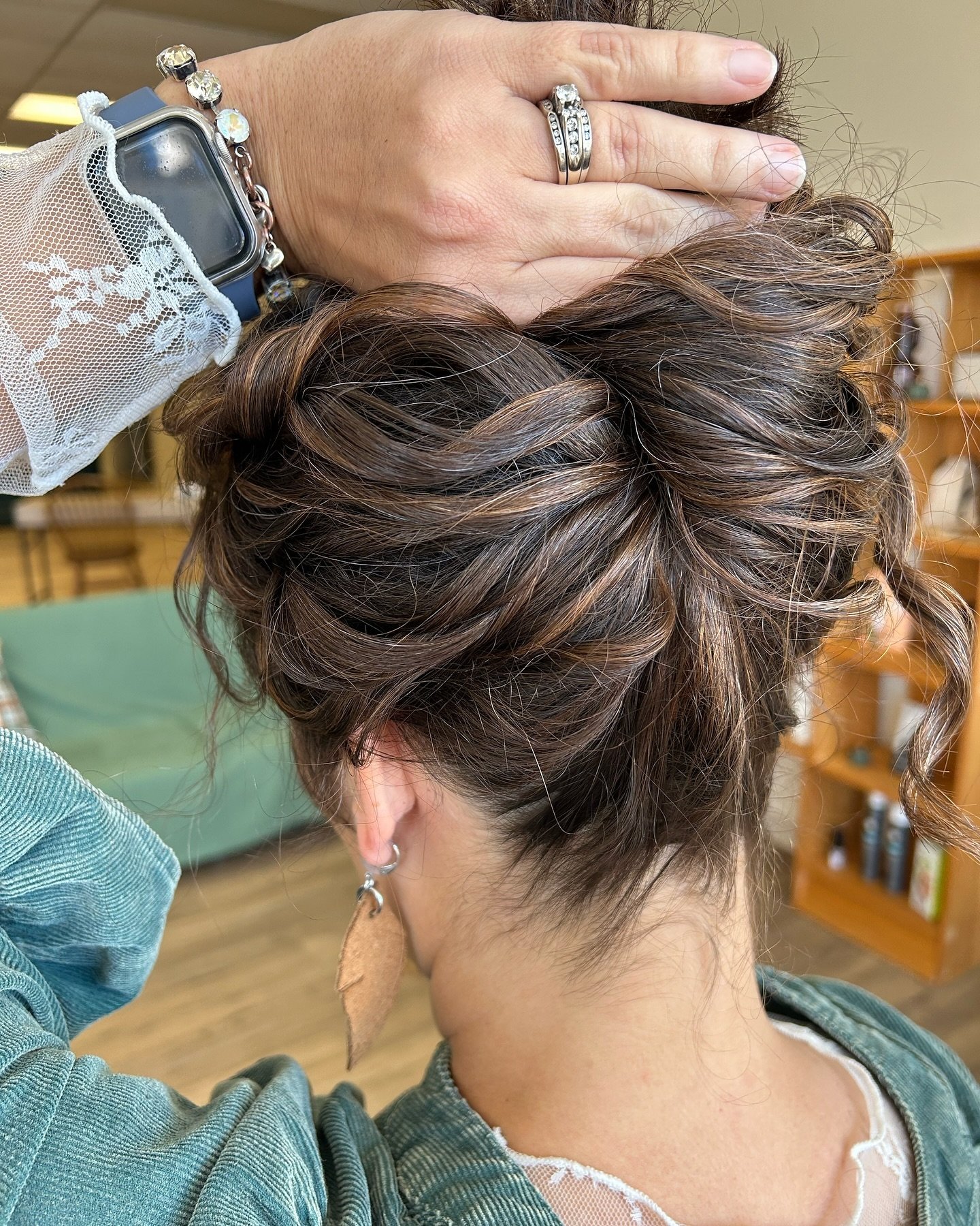 Tell me your client likes to wear her hair in a claw clip without telling me. 😉

It&rsquo;s all in the details. ❤️