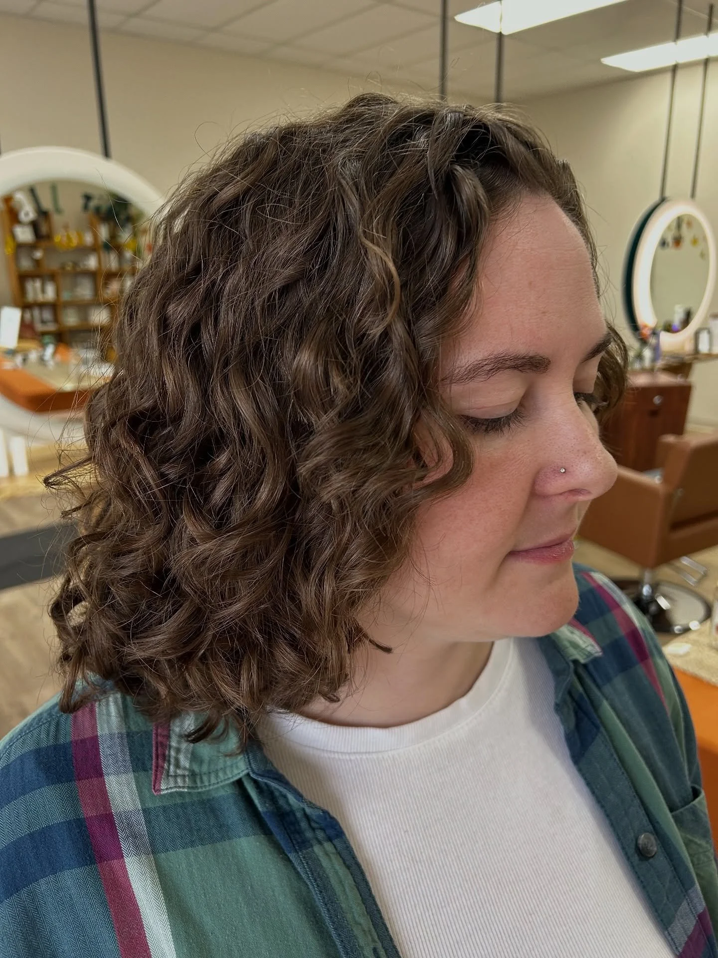 Before &amp; After! 

Before? Heavy &amp; Draggy (feeling like you have rory ears. 🐾😅)

After? Lifted, hydrated, bouncy curls. ☺️

Book your holiday hair today! 👀

Verdantsalonandsuites.com