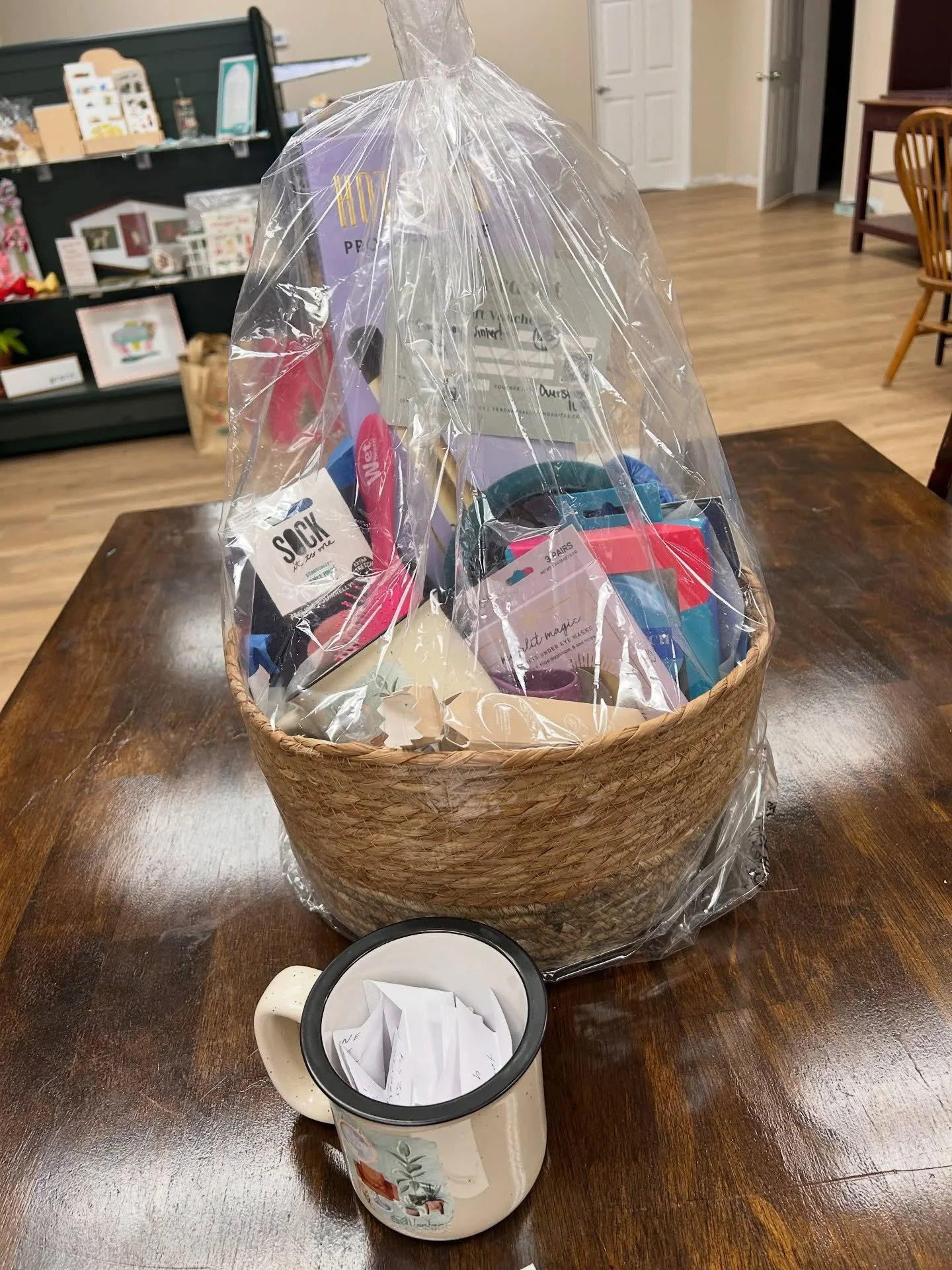 Last week for our collaboration basket drawing with The Overstock Outlet! 

Spend $25 or more and get entered in. ☺️

I spy a&hellip; 
-a verdant mug
-$50 gift voucher to verdant 
-a wet brush 
-a hot tools curling iron 
- luxury cucumber melon lotio