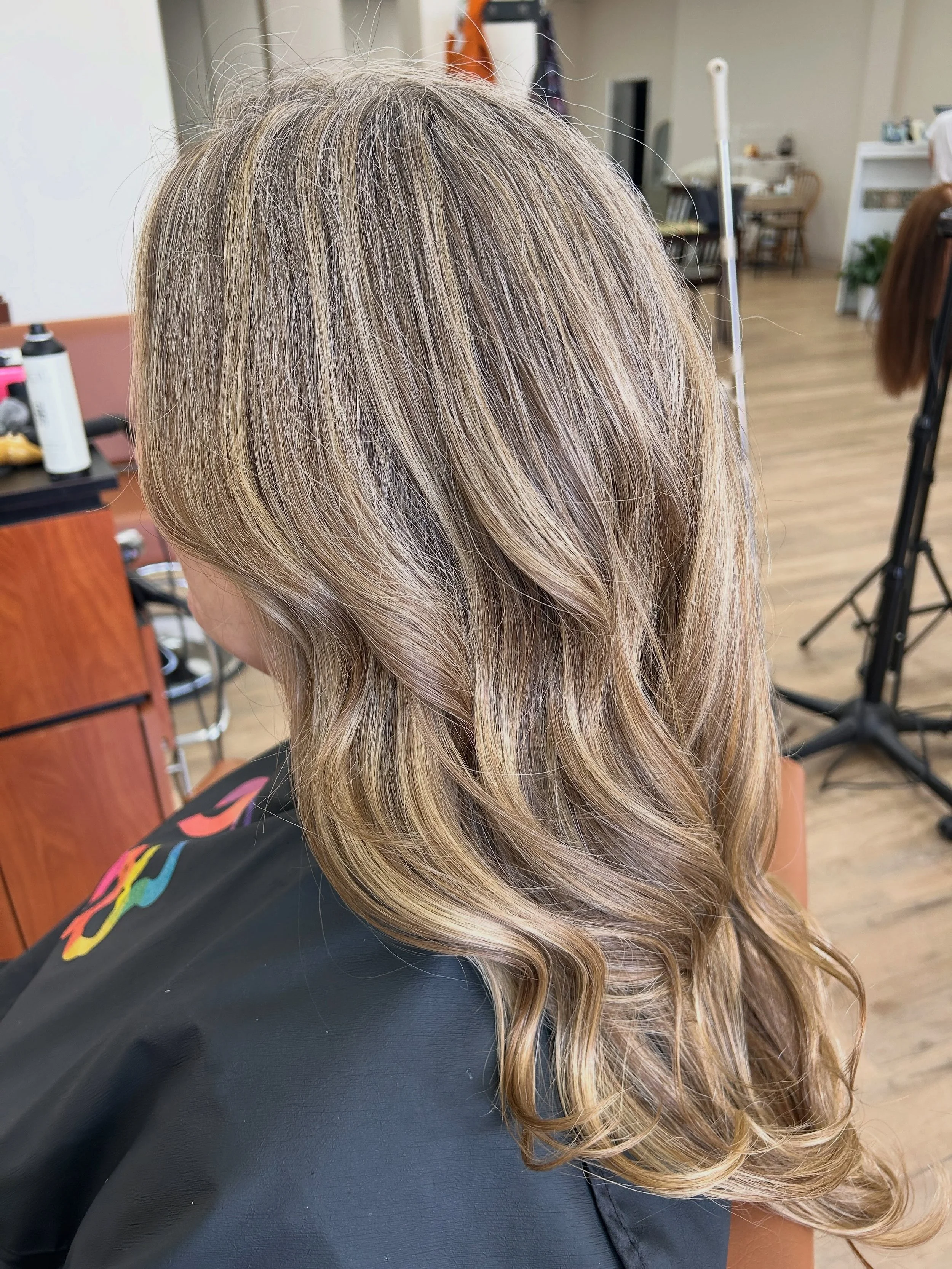 Lived-in color is perfect for you if:

🔆You don&rsquo;t want salon visits every 6 weeks
🔆You like soft grow out
🔆You still want brightness

Get your refresh at Verdantsalonandsuites.com