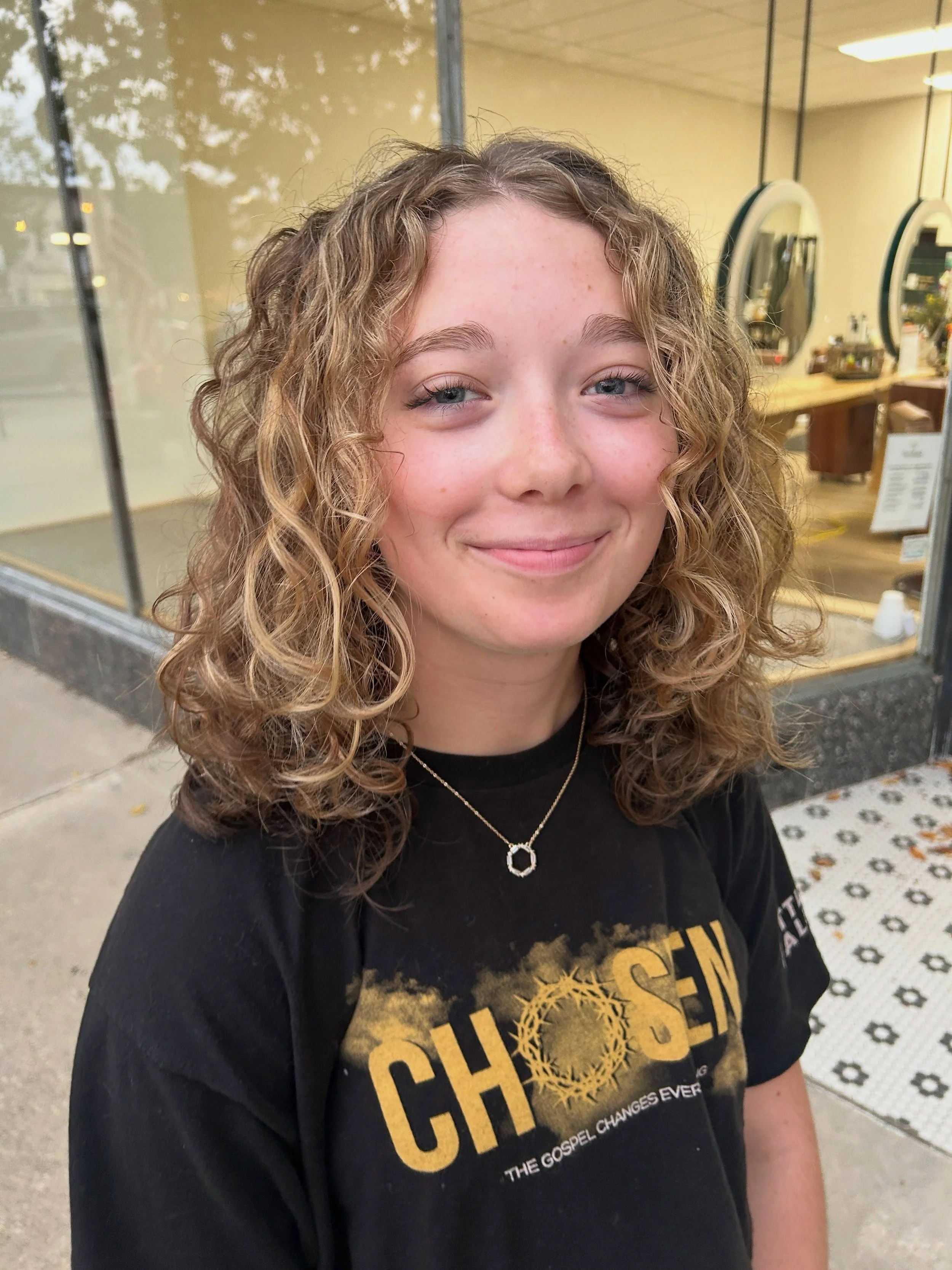 Layers, hydration, and 11 foils later? 

Yes, yes, and yes. ✅

Come see a stylist at Verdant that keeps the integrity of your hair in mind and know the power of impactful placement. ✨