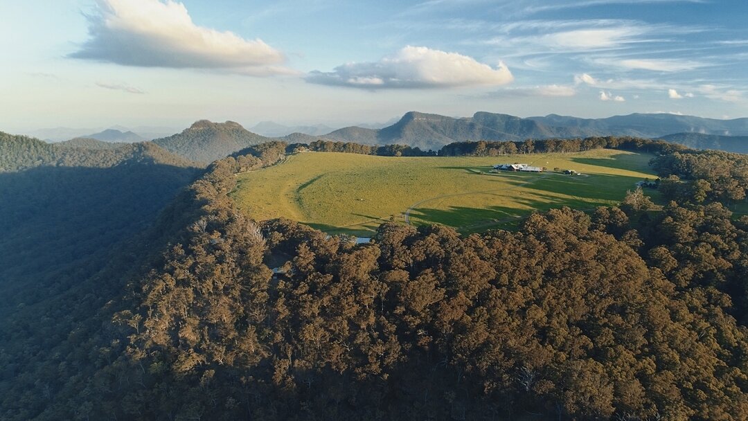 As you watch a band of morning clouds roll through the mountain peaks, close enough to almost touch, you instantly feel part of nature&rsquo;s grand scheme. At 1,100 metres above sea level, Spicers Peak Lodge immerses you in the sights, sounds and sp