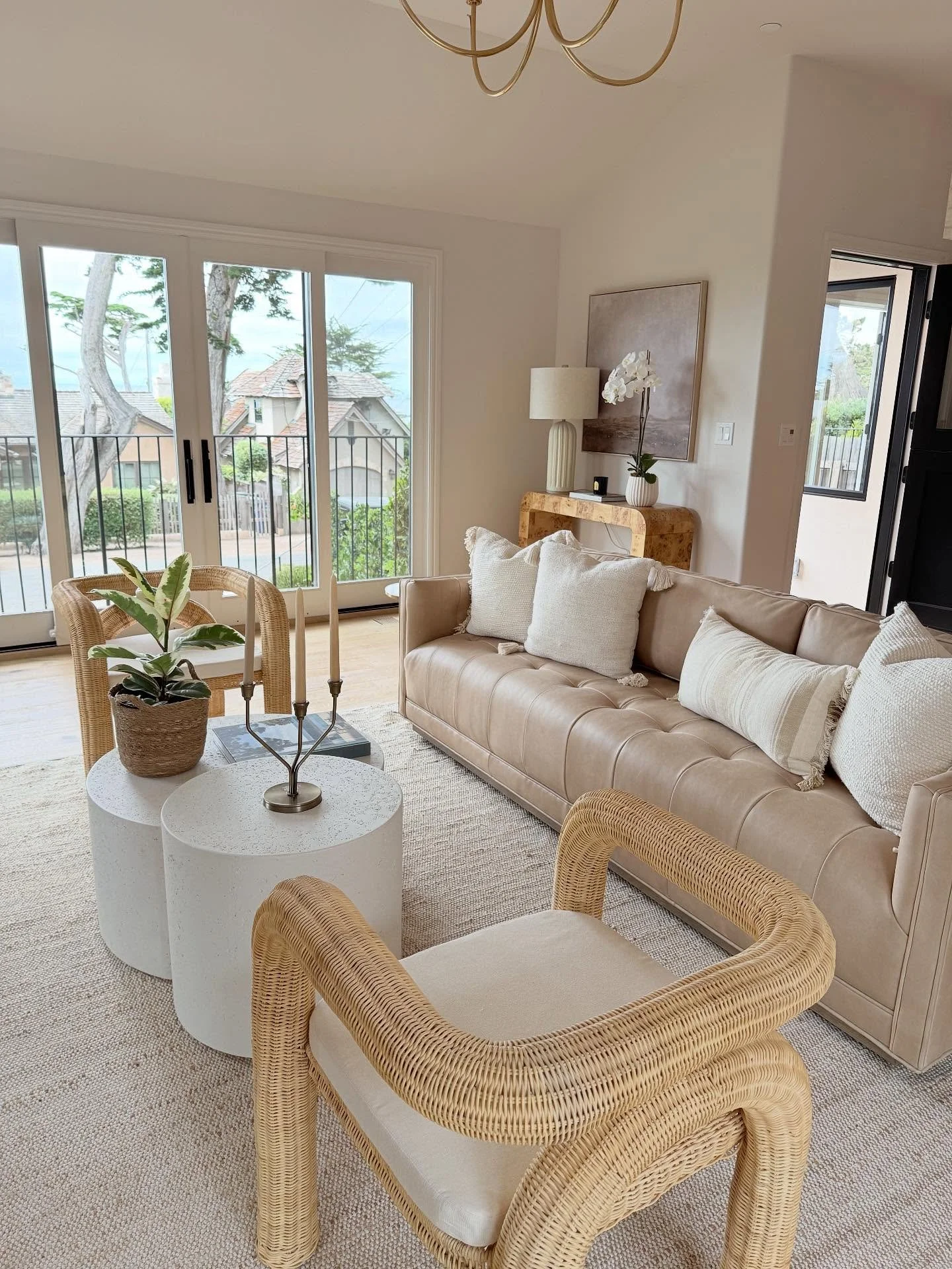 Sneak Peek! We had such a fun day yesterday with our team prepping a stunning home for market with many beautiful pieces from the shop! 

Staging: @seablushstudios @hosthousecarmel 

Builder: @pcdevco 

Art Installation: @dowd_ian 

#interiordesign #