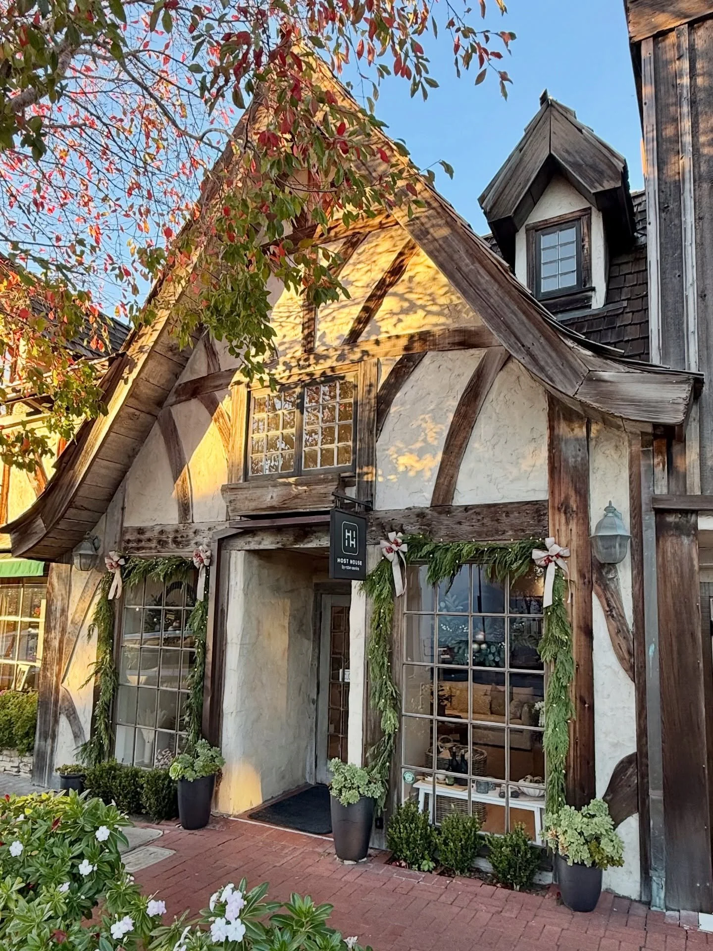 The sun is out and holiday windows are glowing at Host House! ✨ 

Special thanks to my dad, Bob the Builder, for his help, still going strong and very detail oriented at 81! 🤍

December shop hours: open daily 11am-4pm, closed on Tuesdays.

#interior