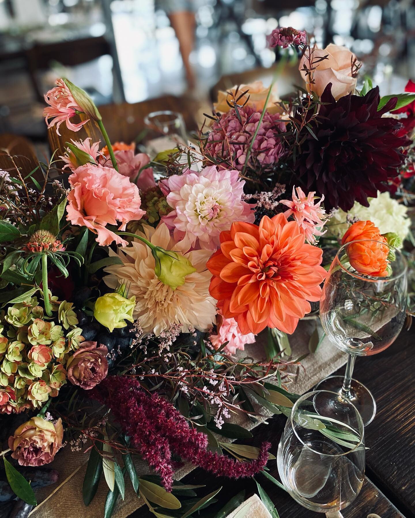 Welcoming Autumn with this perfect colour style from a past wedding 🧡
@tantalusestate