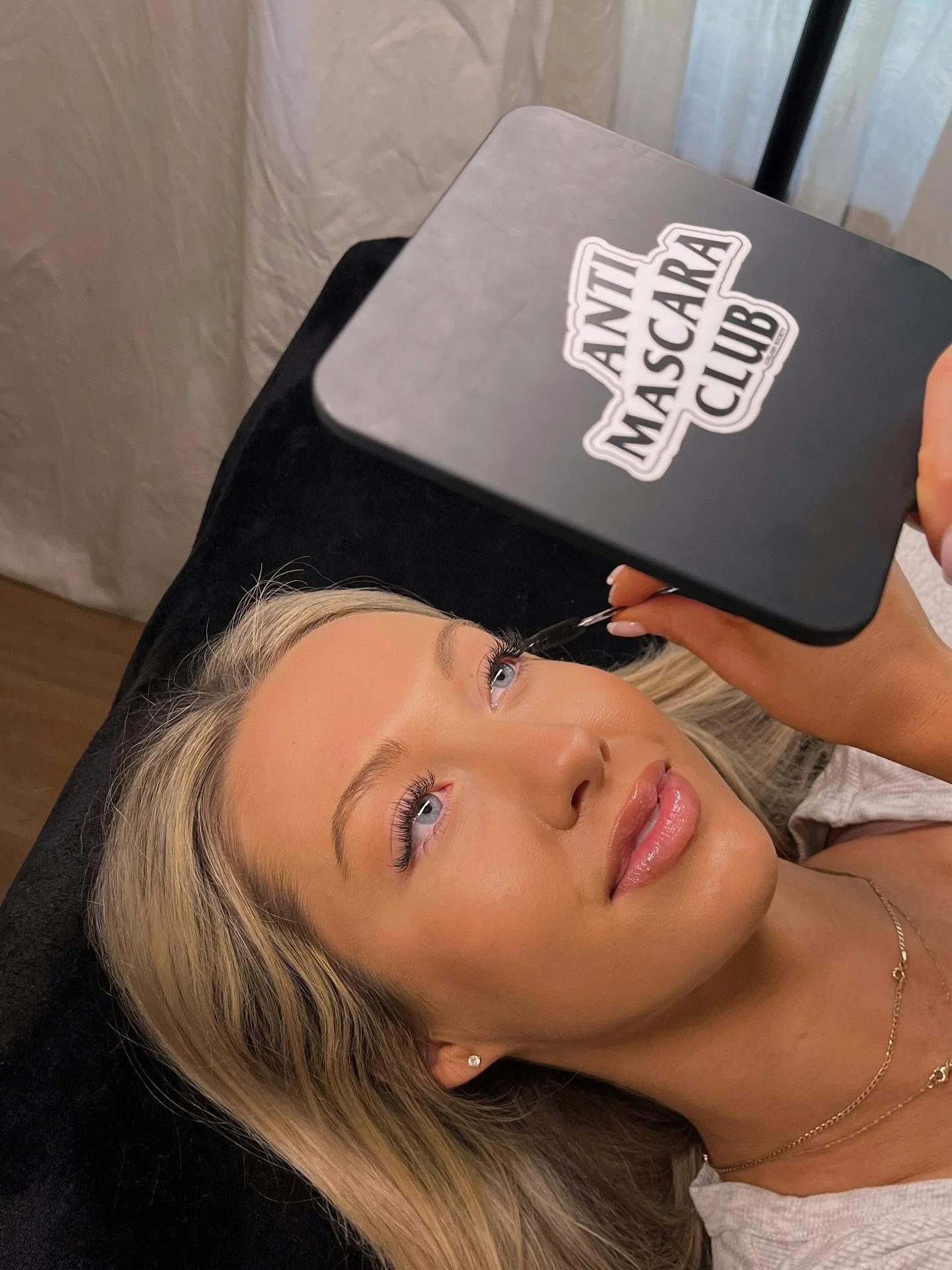 Wispy wet lashes are v much the it girl at Luna Lashes atm 🤩 

The feedback I get most from my clients is that they still look good 3 weeks in (which is music to my ears as a tech). 

As they give that intentionally messy look, when lashes start to 