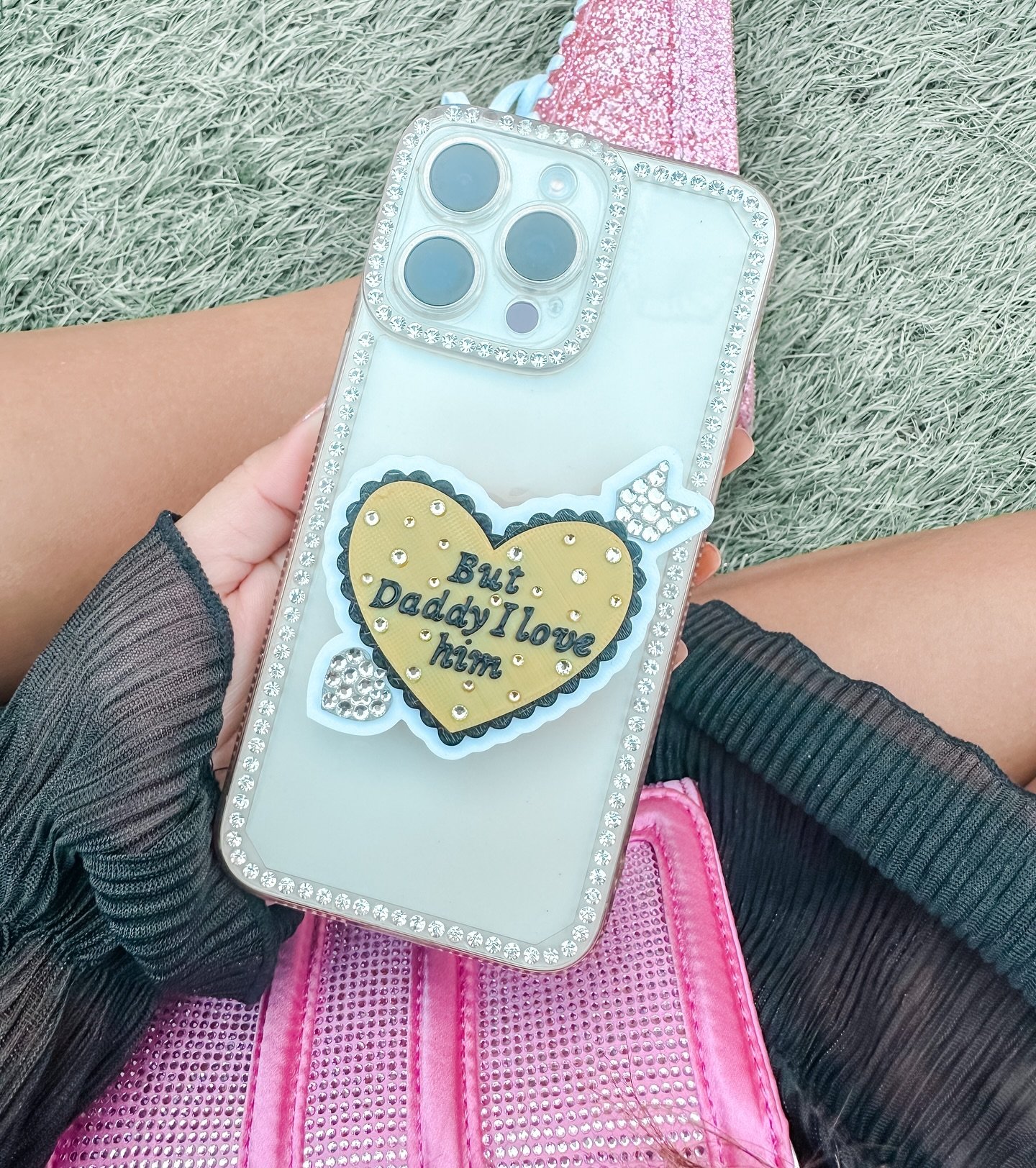 Todays phonegrip 🤍✨

Seeing @jessemccartney today and thought this was the perfect phonegrip do you agree? But daddy I love him grips will be fully restocked tomorrow at noon pst along with a bunch of other grips such and the coquette cowgirl and sw