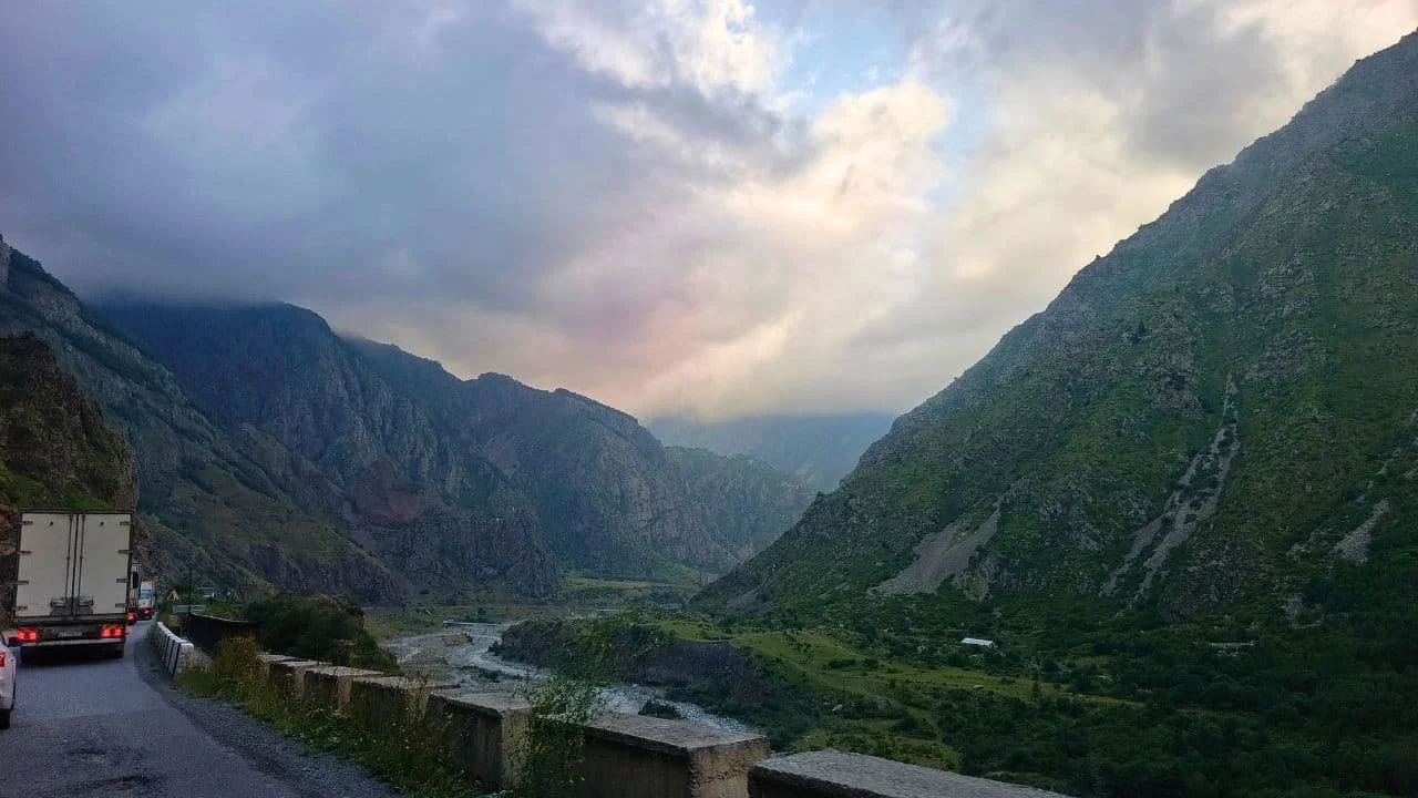 Gruzińska Droga Wojenna i Kazbegi — trasa, koszty i porady (2026)