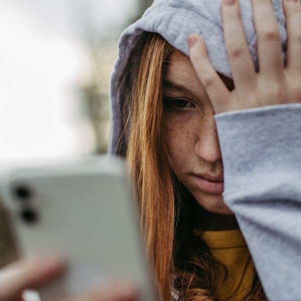 How night phone use and cyberbullying affect sleep and wellbeing