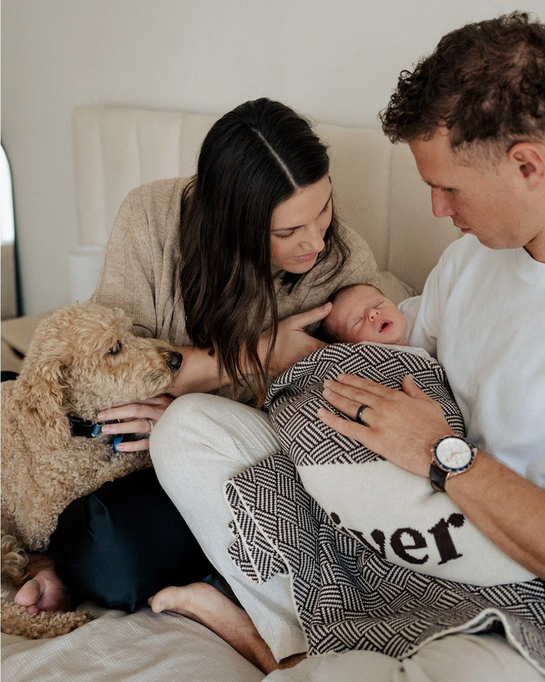 I&rsquo;ve had so many newborn sessions lately and honestly&hellip; I&rsquo;m not mad about it!
Give me all the babies, all the fresh new mums and dads&hellip; and yes, the puppy dogs too.

I love when your dog (or cat) is right there in it all. A li