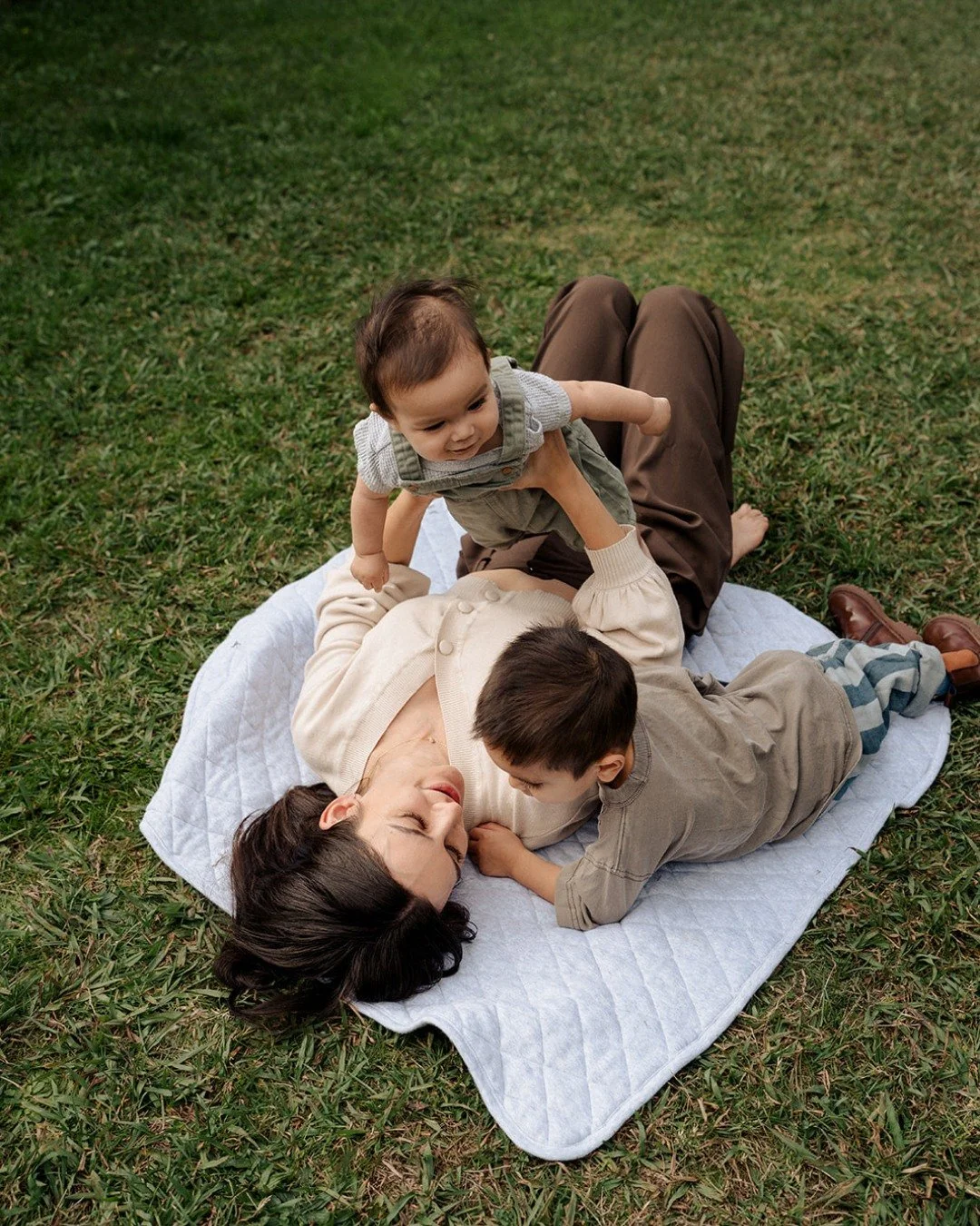 Let&rsquo;s make this really easy for you&hellip;
You, your babies, your backyard, a blanket&hellip; and that&rsquo;s it.

That&rsquo;s all we need to create some beautiful memories for you and your little ones to hold onto for years to come.

Yes, w