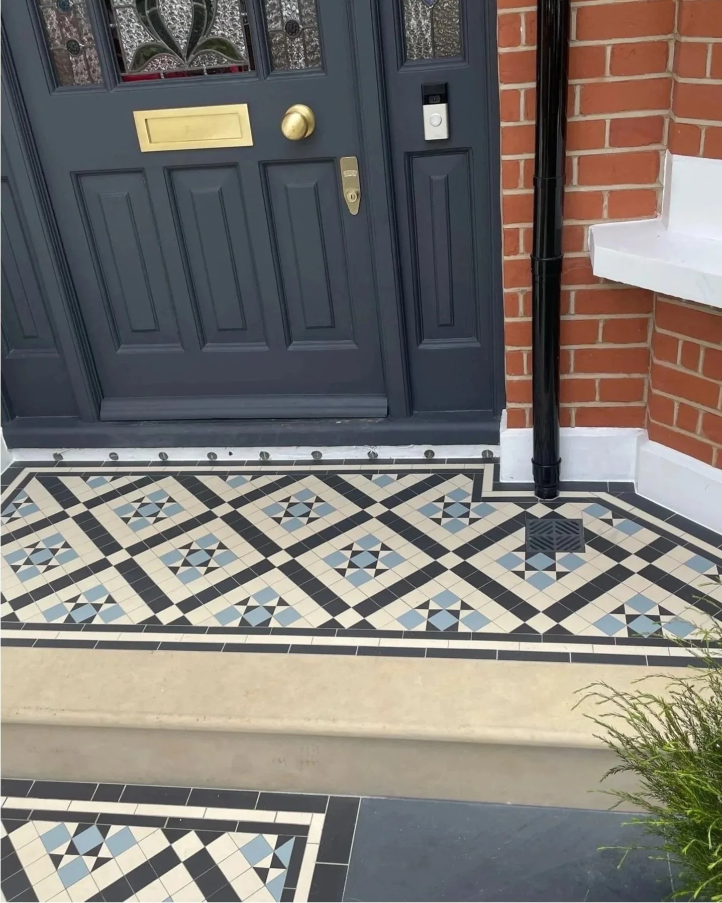 Victorian floor tiles – Path & Step – Wimbledon
Victorian floor tiles 50x50mm thick 9mm. Colours: white, pale blue, black.