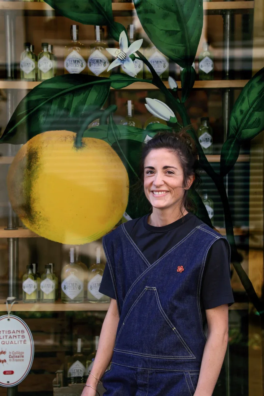 Marion Laperche de Lemon Stroy devant la vitrine de sa boutique à Montmartre.