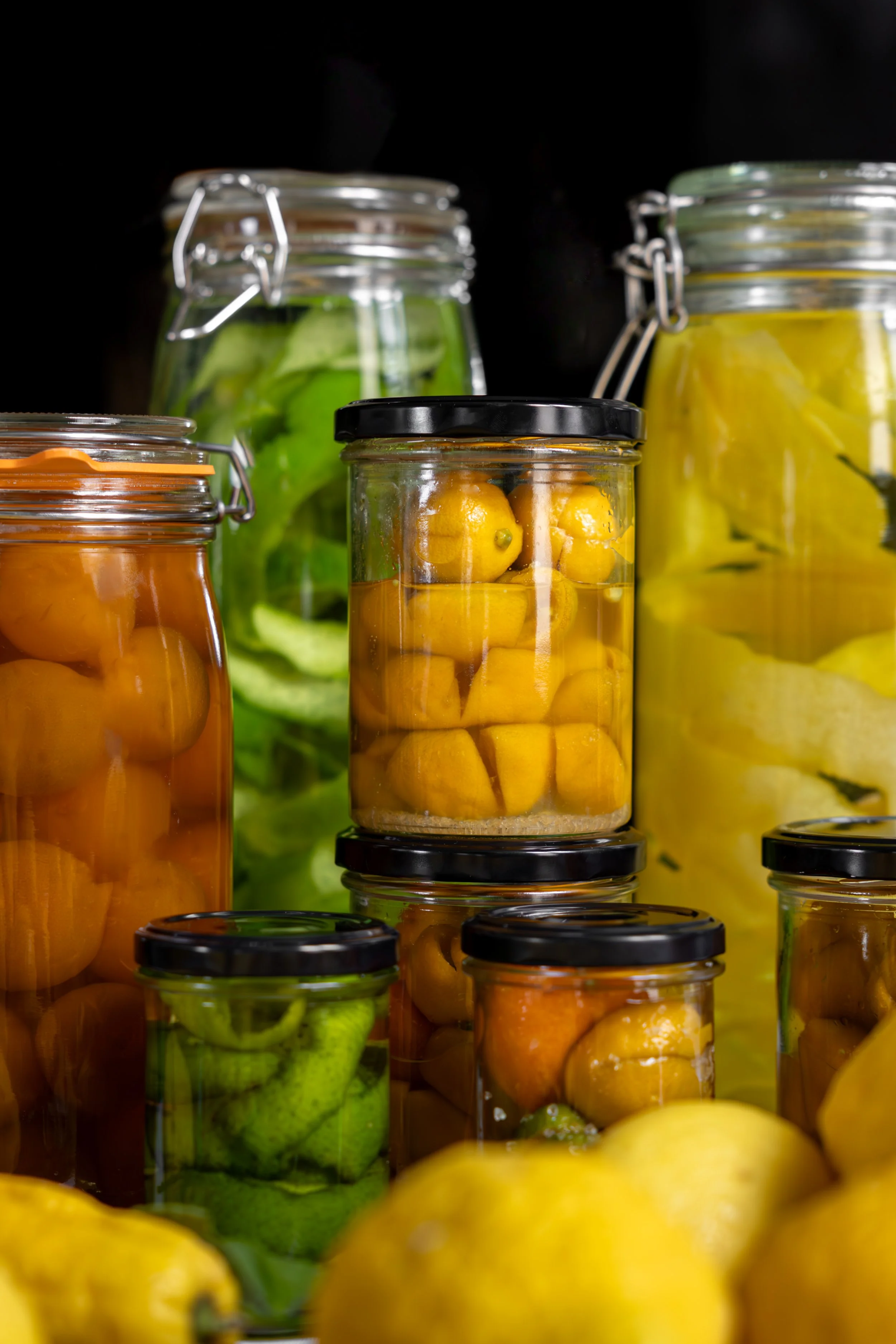 Bocaux d'agrumes coupés en morceaux.