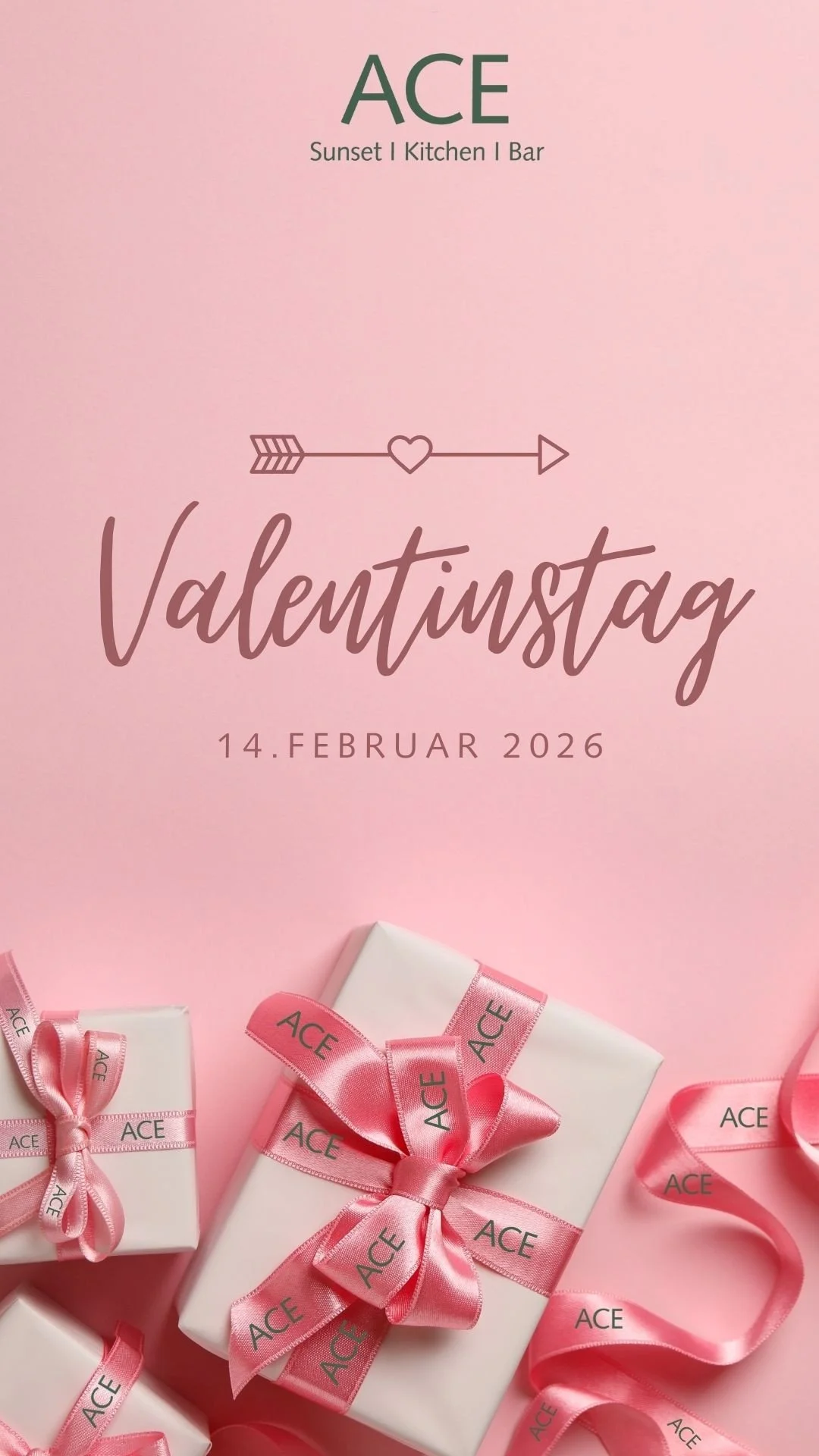 Der Hintergrund ist hellrosa mit dem Text 'ACE Sunset | Kitchen | Bar' und 'Valentinstag 14. Februar 2026'. Unten sind drei Geschenkboxen in Weiß, alle mit pinken Bändern, die das Wort 'ACE' tragen.