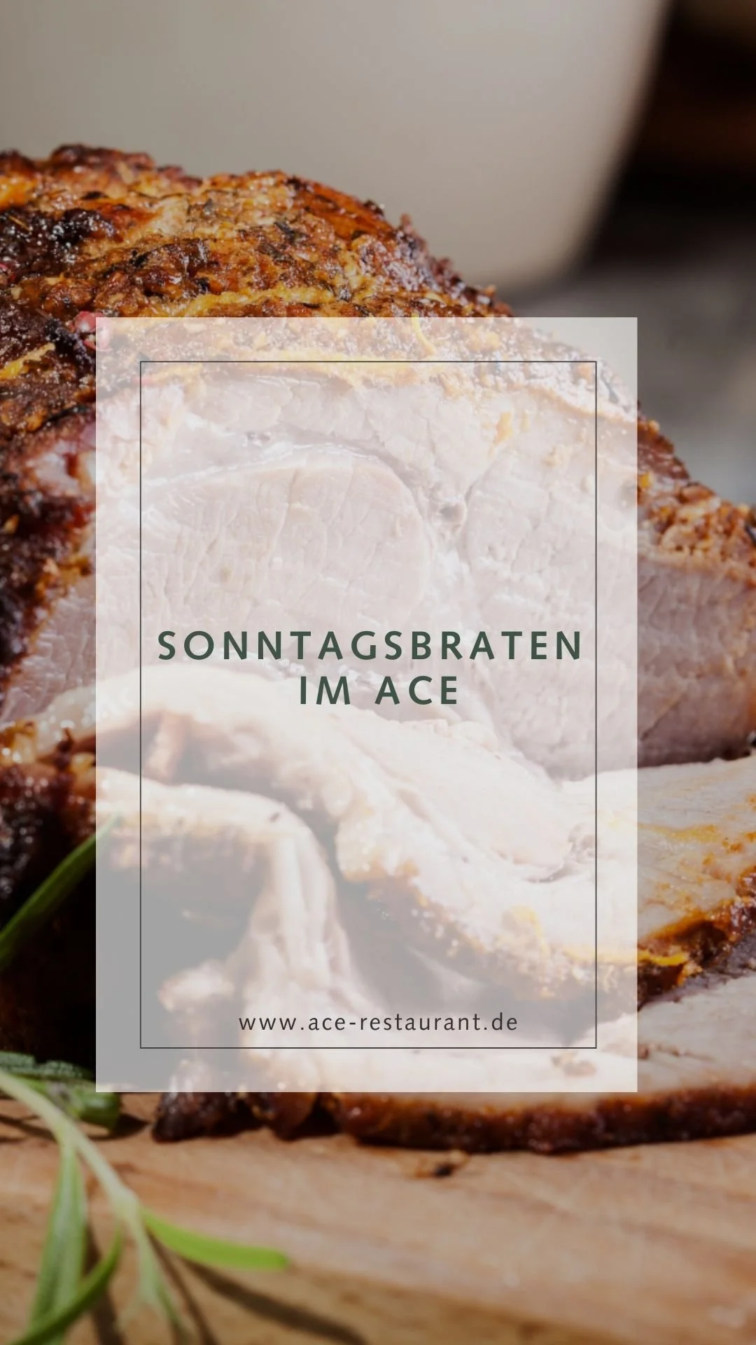 Nahaufnahme eines Sonntagsbratens mit knuspriger Kruste, auf Holzplatte gelegt, mit frischen Kräutern im Vordergrund.