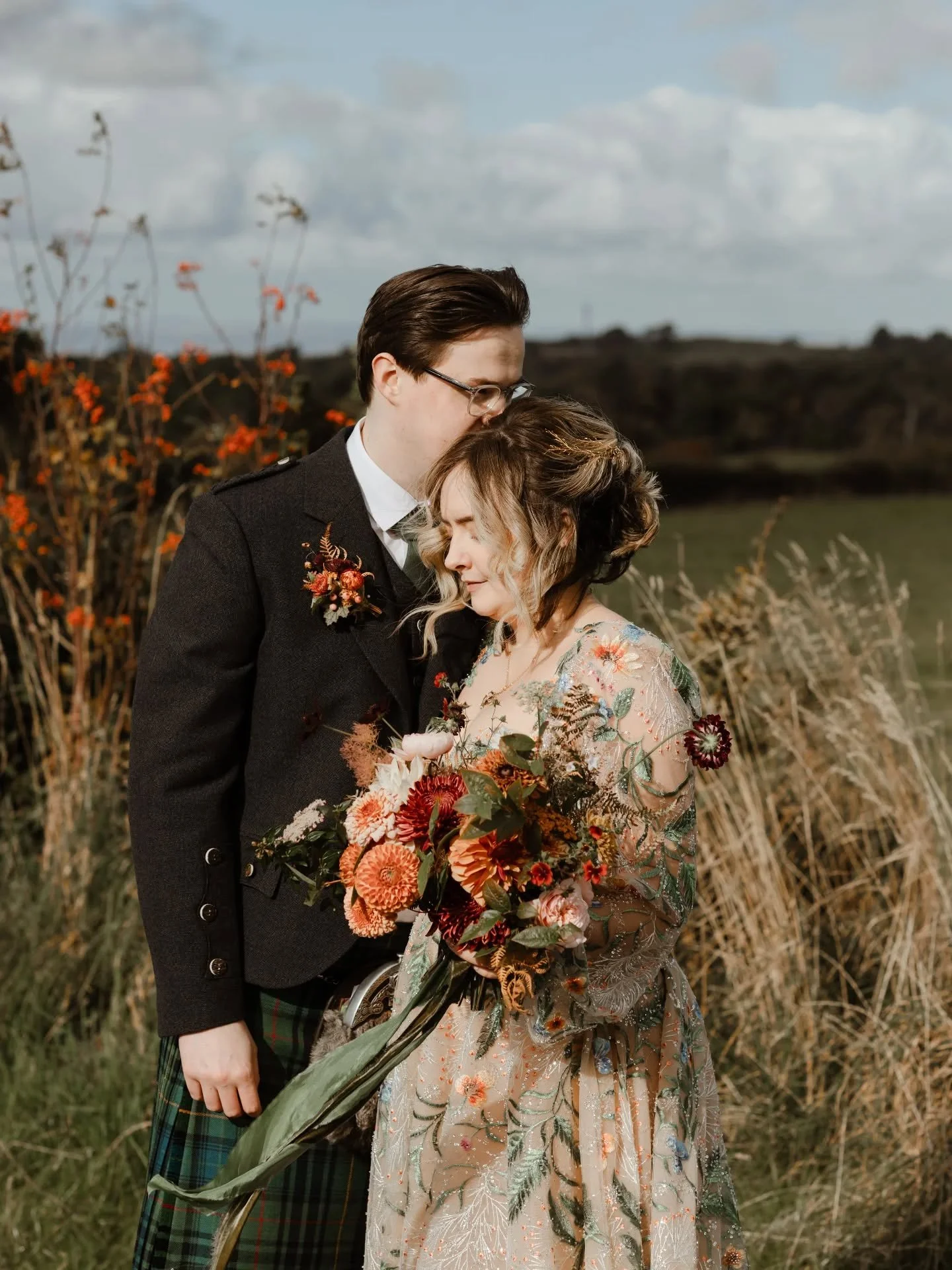 Happy first anniversary to A+R! 🤍✨ Autumn dreams, one year ago today. 

Wedding planner // @coorieweddingplanning 
Photography // @caroweissphoto 
Venue // @thefreecompanysco 

#firstanniversary #anniversary #octoberweddinginspo #autumnwedding #autu