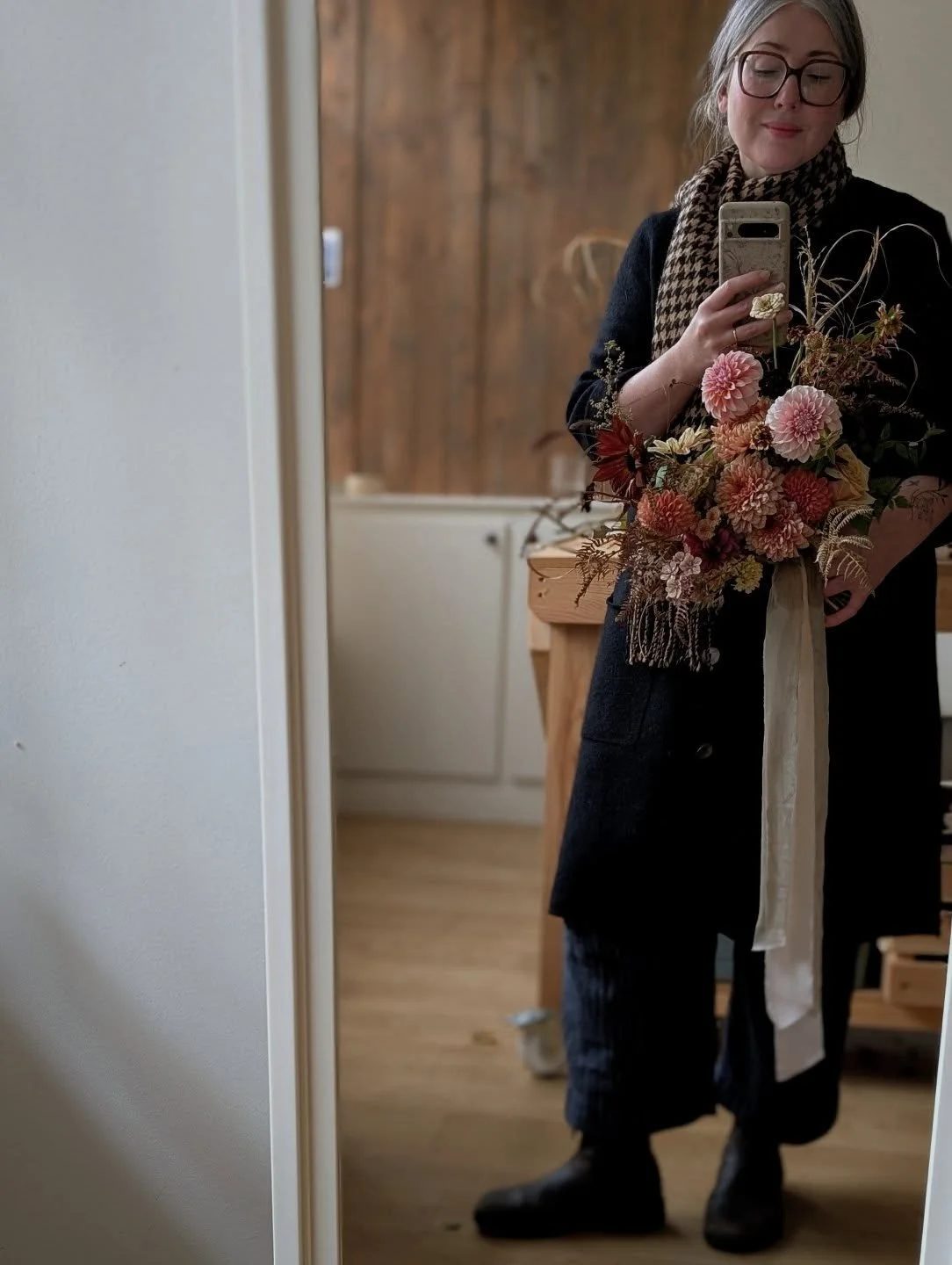 Autumn. Still digging on you. 

A bundle of rusty pink, soft oranges and curls of bronze for A, who married her A just yesterday. Including some special autumn treasures from @hortuspoeticus

A very sweet little @coorieweddingplanning affair.

#autum
