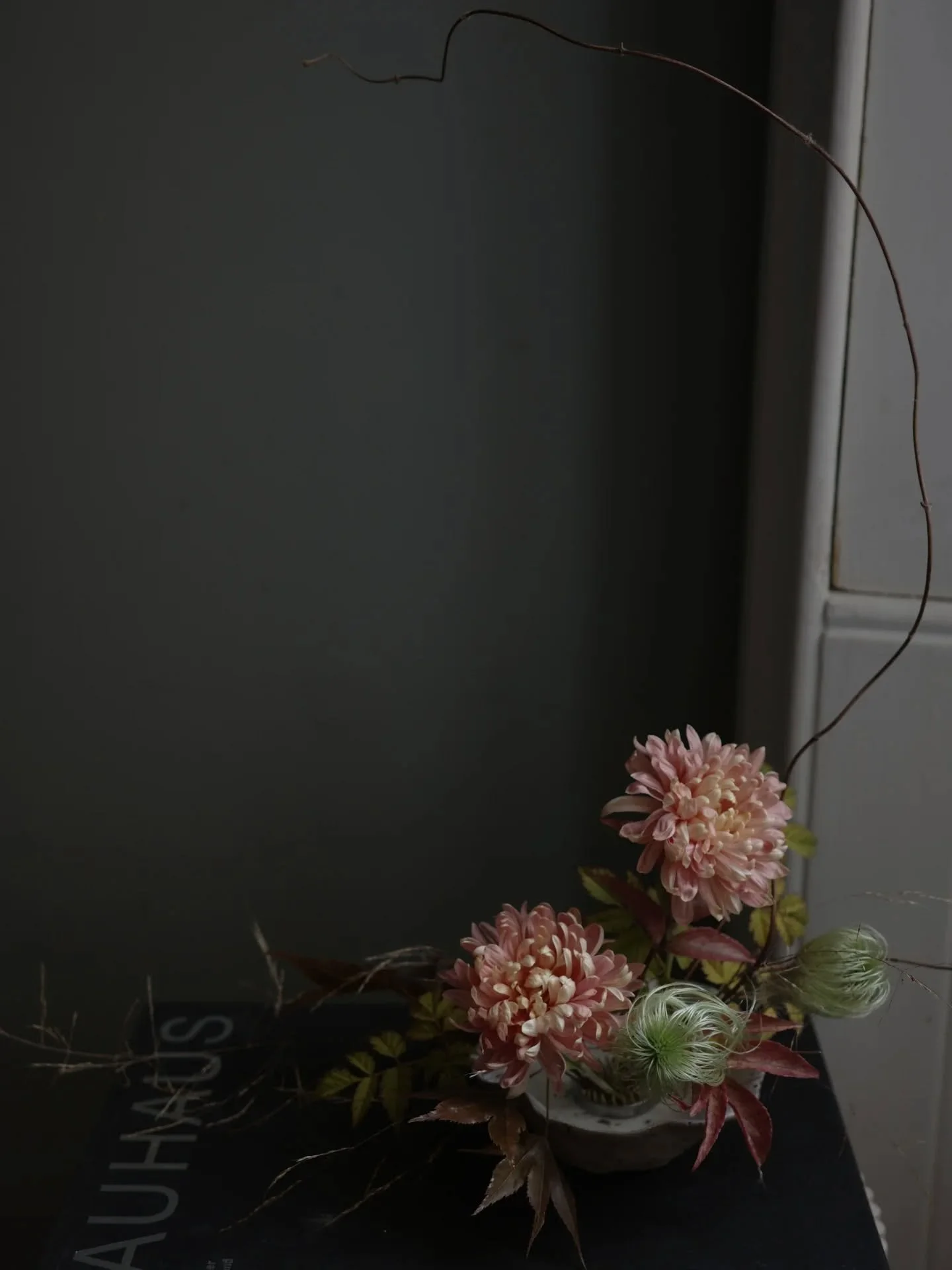 I never used to like chrysanthemums. Silly me. 

A little afternoon play with some wedding leftovers. It feels like quite a while since I last brought down the pace and made something slowly in my kitchen, with no other company than a pair of old sle