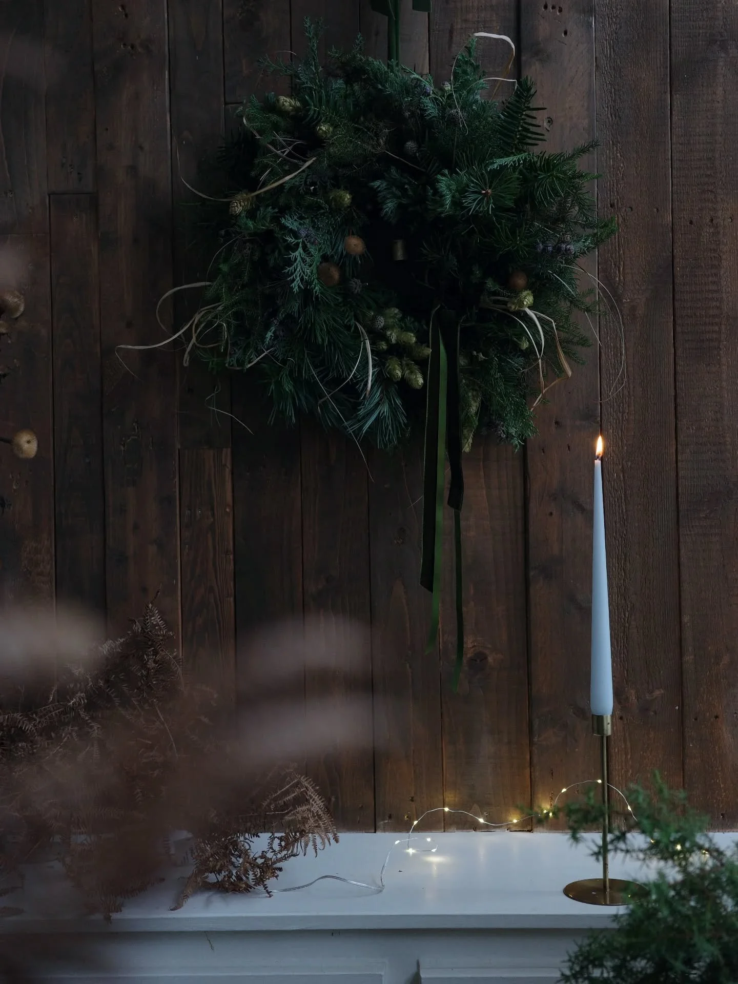 Ate my first mince pie today. Jingle season has officially begun. 

#festivewreaths #wintertextures #velvetyribbons #candlelight #festivetwinkles #mostwonderfultimeoftheyear🎄