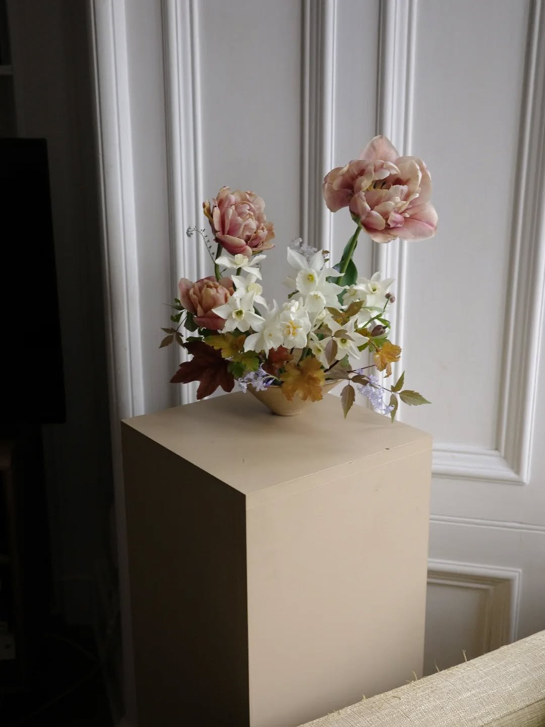 This bowlful came from my garden last year. Over the last couple of weeks their leaves have pushed up through the soil, making me almost giddy with spring fever. Almost there. Almost. 

Bowl by @blanc.ceramics