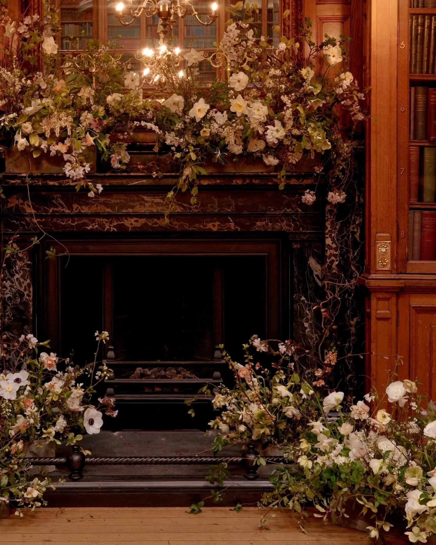 The most delicate spring meadows full of dancing daffodils and soft blossomy blossom. This time last week for lovely Beth + Ilja's wedding celebrations in the New Library at @rcpevenue 

A dreamy brief from a dreamy duo. 🤍🤍 Thank you B+I for lettin