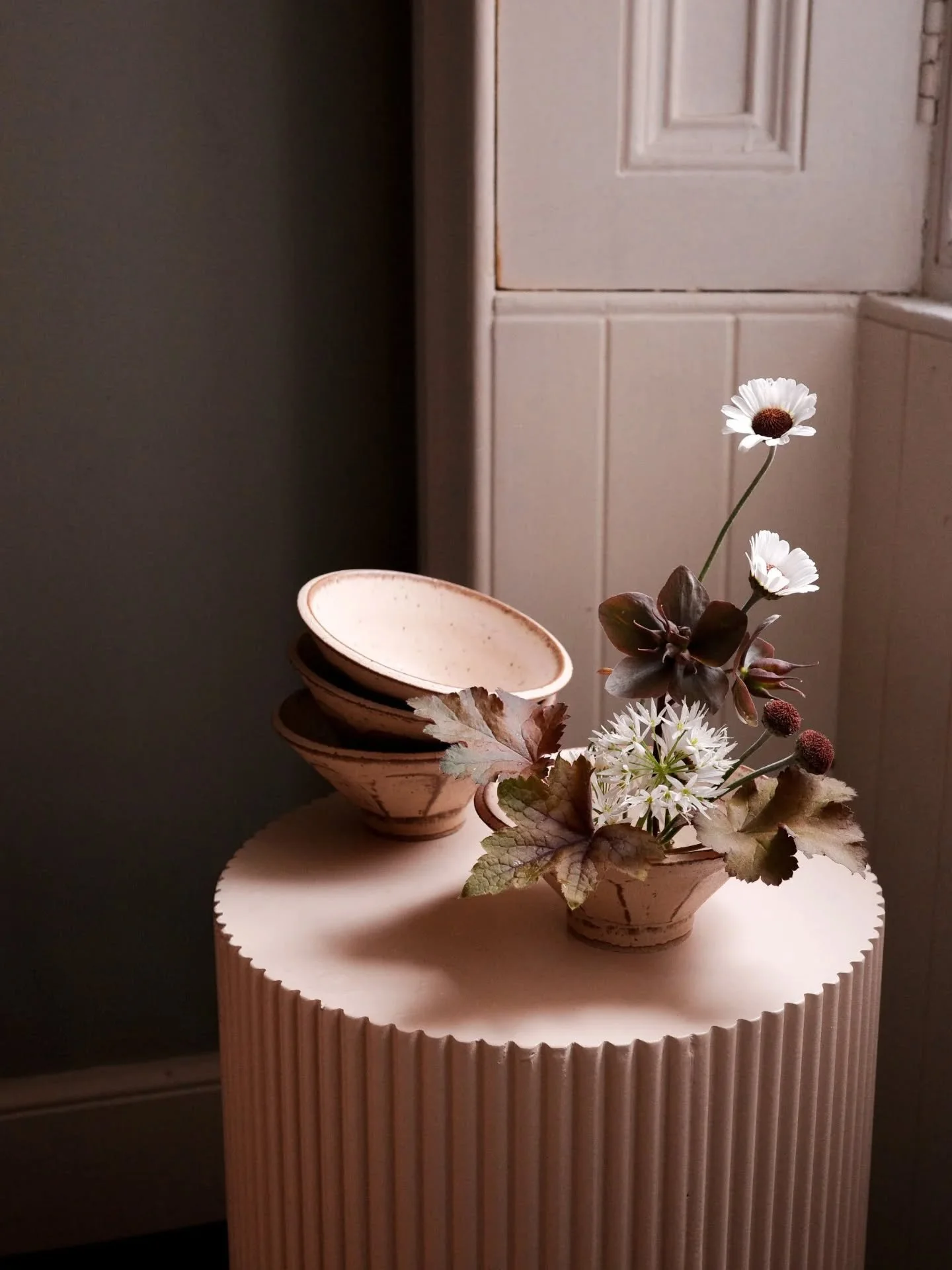 The day that @blanc.ceramics released these little ice cream bowls as part of her new spring collection just over a week ago was the same day that I (finally!) passed my driving test. Being a florist without a driving license is no joke, the extra le