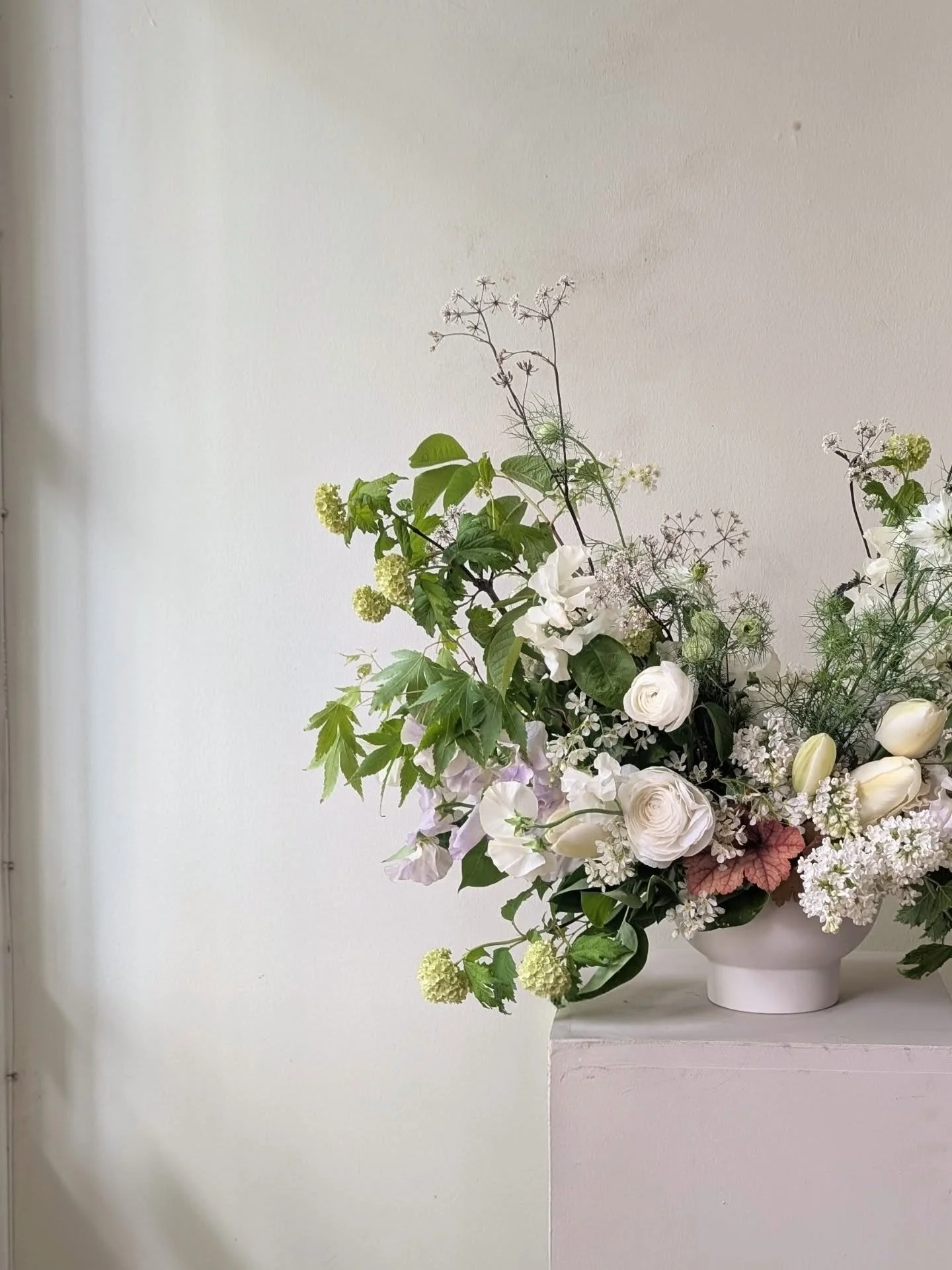 A bowl full of heady May scents for H+B's wedding weekend welcome drinks last night. Back in the studio now for the main event tomorrow (featuring some very different sorts of peas 🫛🫛🫛).

Including flowers from @scottishflowergrowercollective @kee