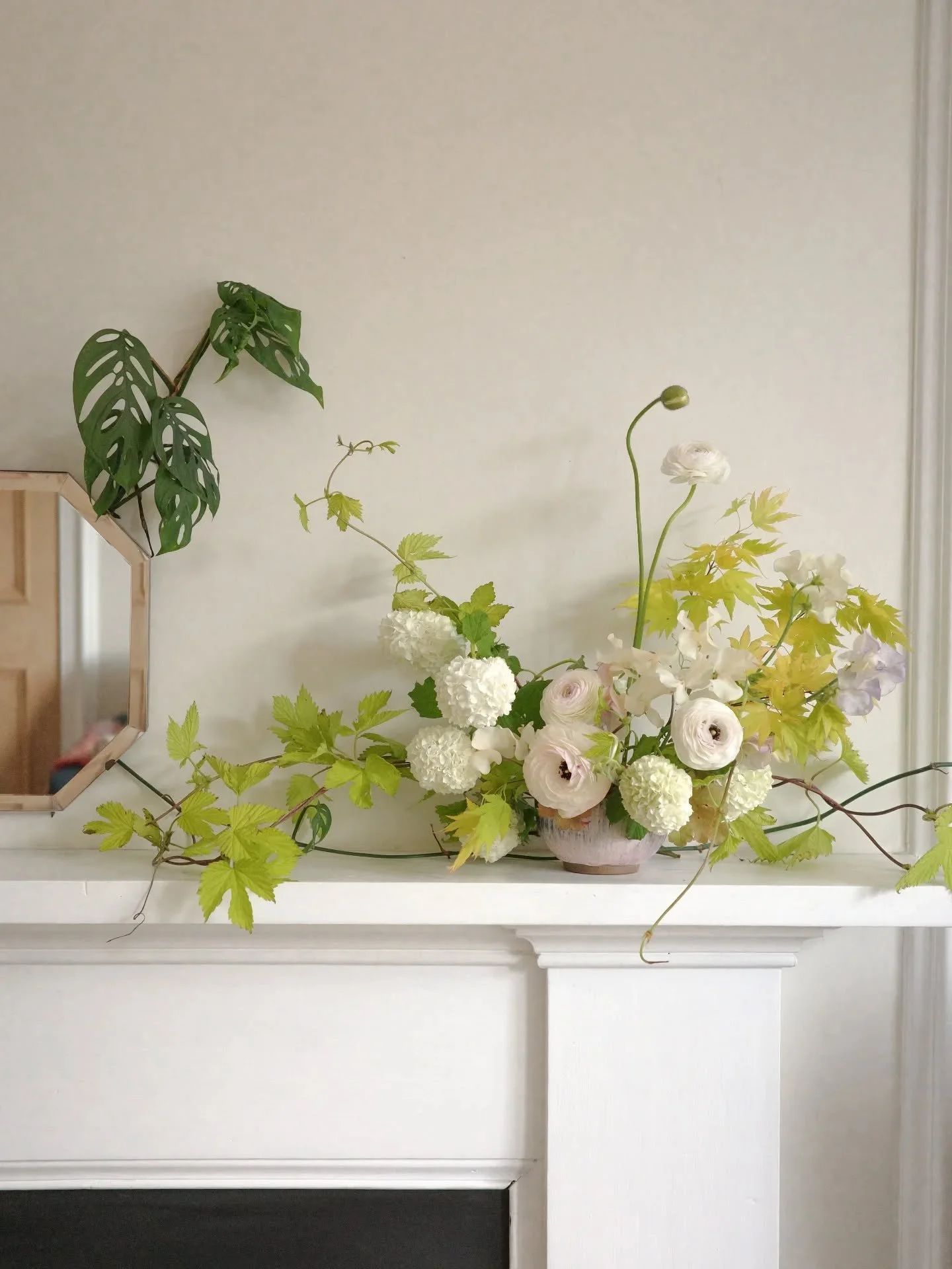 May froth and fizz. Zingy lime and a hint of lilac. 

Flowers from @amaranthus_flowers 
Bowl by Charlotte Collingwood

May flowers | blousy blooms | led by the seasons | the first of the sweet peas | floral design | mantle arrangement | May wedding i