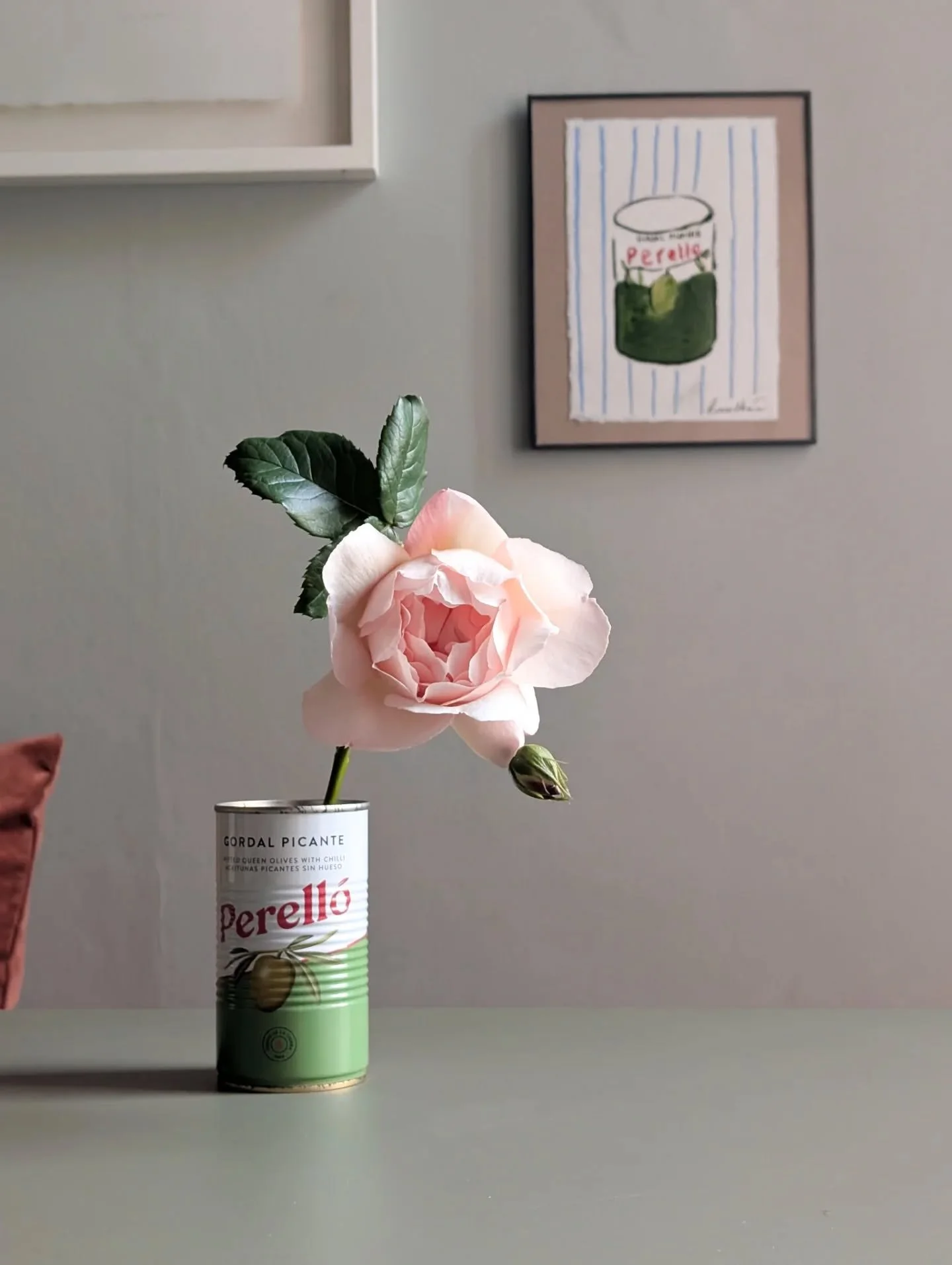 New things. 

A little painting of some excellent olives by @annamaiadraws and the first Wollerton Old Hall rose from the garden. Summer is on the horizon.

And a little thank you too  to @the_tower_portobello for putting Anna and me in the same beau