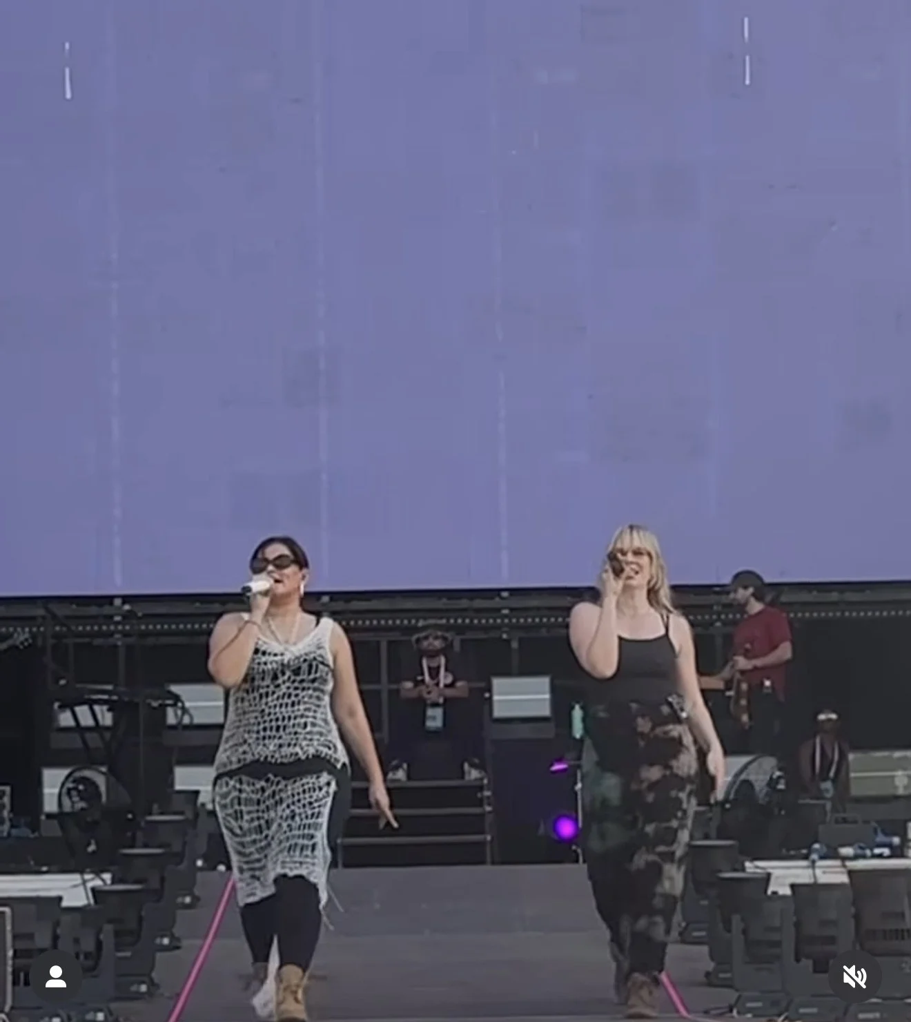 Nelly Furtado wearing Julie Colquitt
On stage with Natasha Bedingfield.