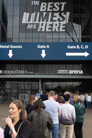 170524BryanAdams_028-thumb.jpg