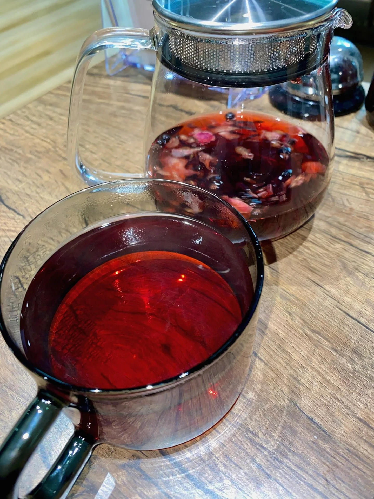 High temps around Australia call for a focus on deep hydration and ensuring we keep replenishing our nutrient and mineral stores (especially when outdoors, exercising, travelling) Some herbal / nutrient dense drinks to keep you going: 

1) Hibiscus h