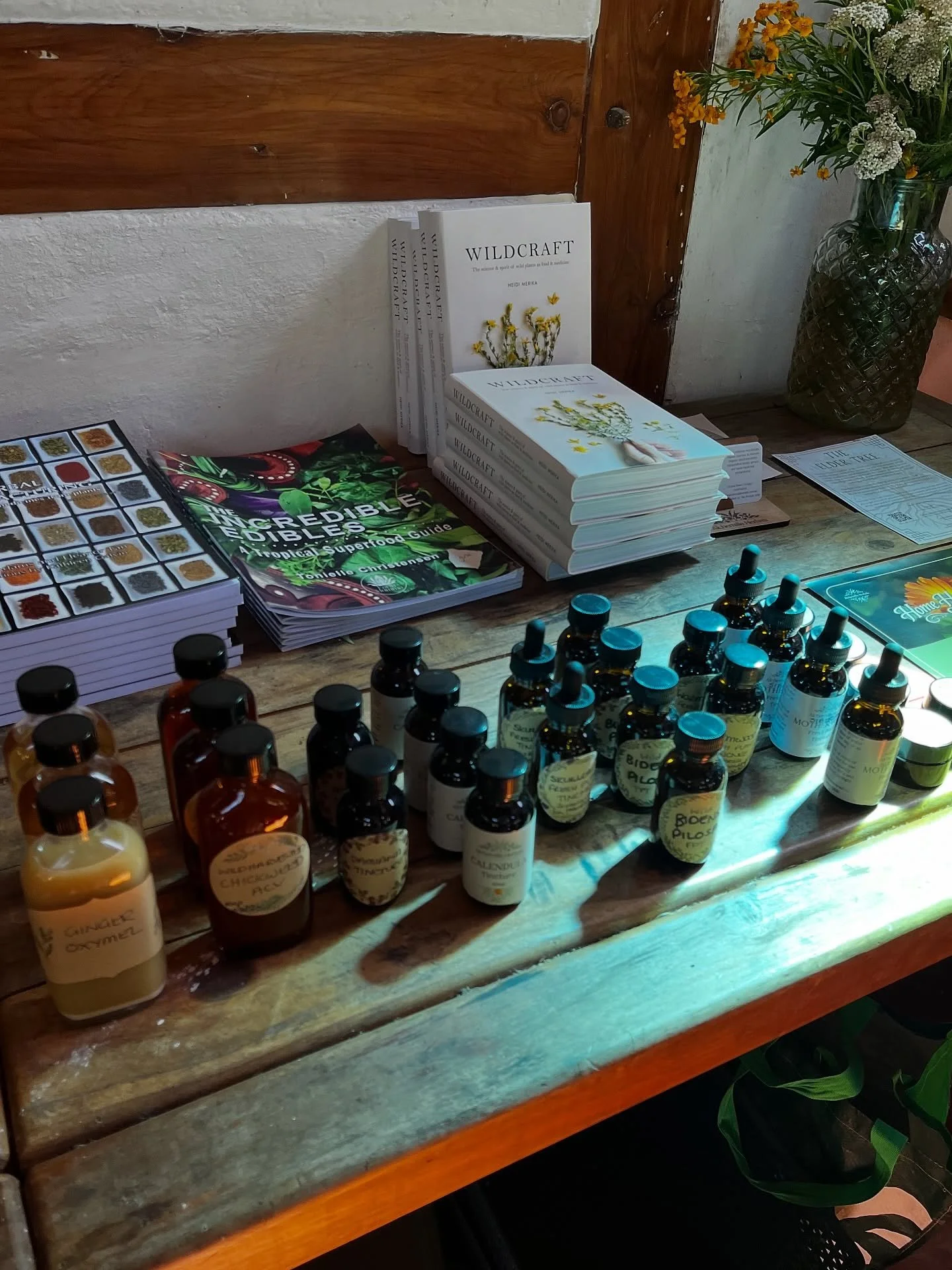 Reflecting on the past weekend at @alchemillaherbals water extractions herb workshop at @flourish_sanctuary learning all about cold and hot herbal infusions, including succi (juice extracts), oxymels, vinegars, poultices and compress, sitz baths and 