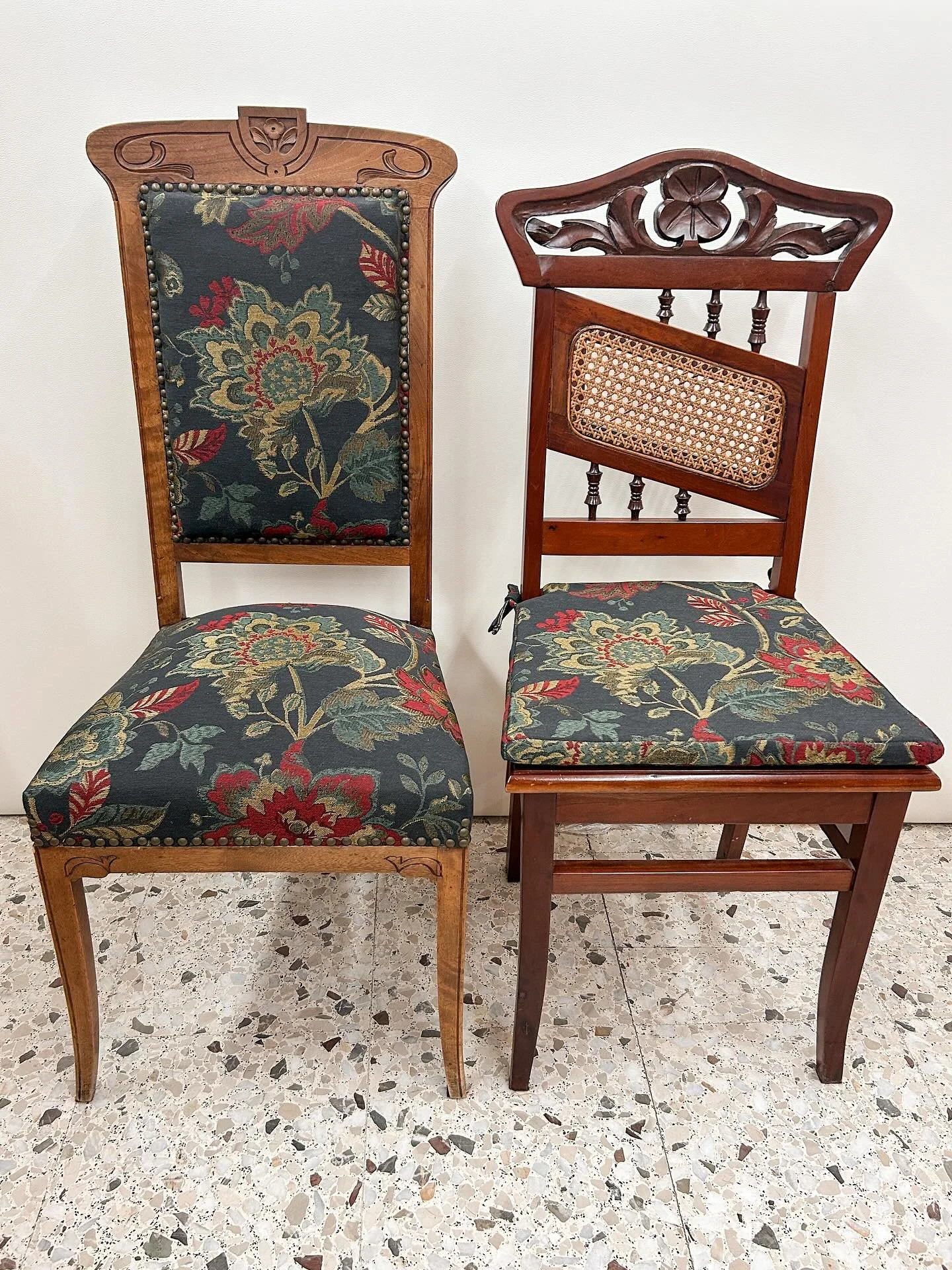 🪑🪡 Totes quatre cadires s&oacute;n diferents, per&ograve; amb el mateix entapissat... ara s&iacute; que fan pinya! 🤩 Un clar exemple de com la tela pot unir estils i donar coher&egrave;ncia ✨❤️

#Tapisseria #Decoraci&oacute;DeLaLlar #Transformaci&