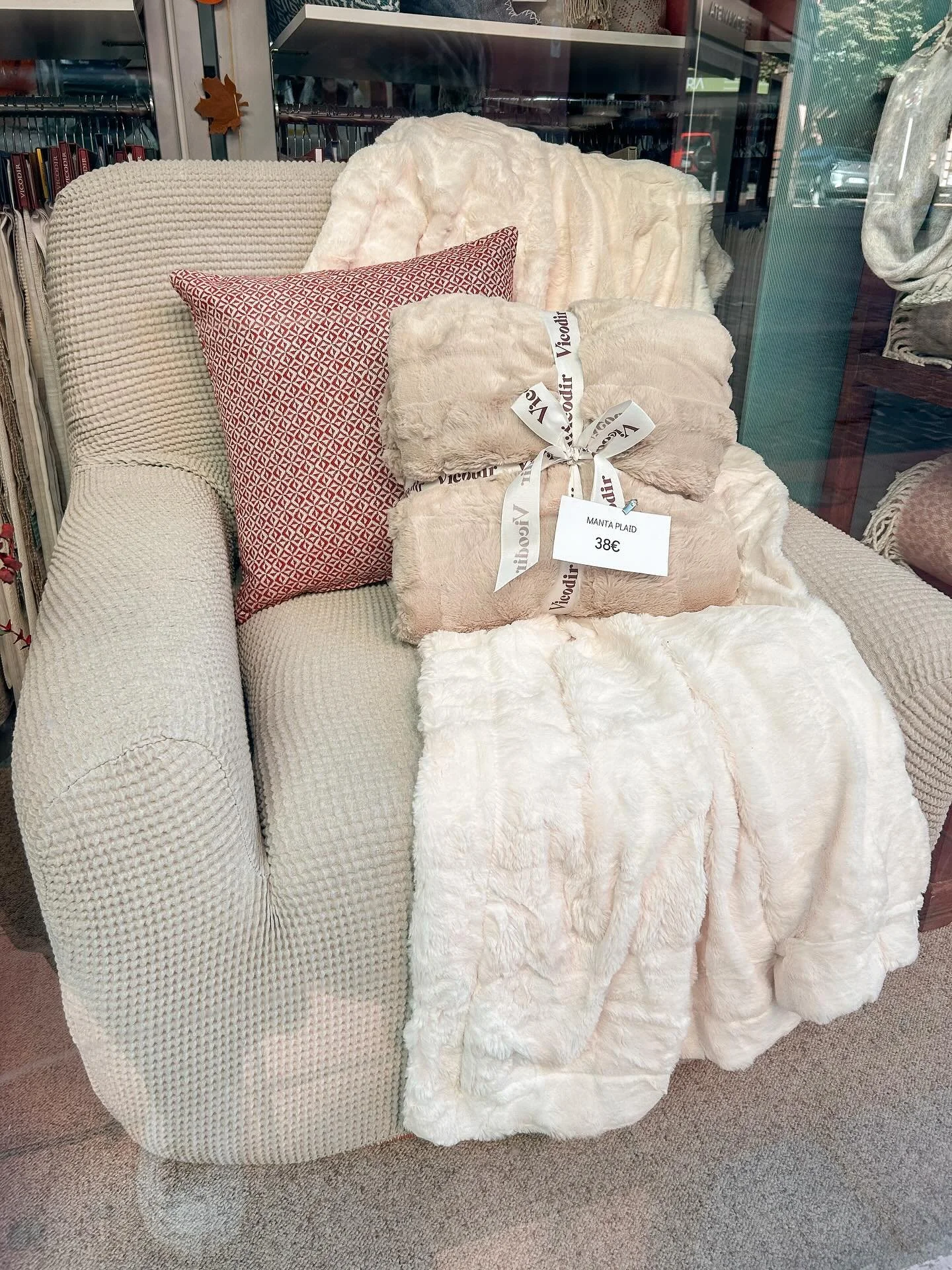 ✨FUNDES DE SOF&Agrave;✨
En tenim de tots colors, mides i de molts models diferents! Per cadires, per sof&agrave;s, per butaques relax, per sof&agrave; chaise lounge, per raconers&hellip; i etc&egrave;tera, etc&egrave;tera, ETC&Egrave;TERA!🤪 Vine a c