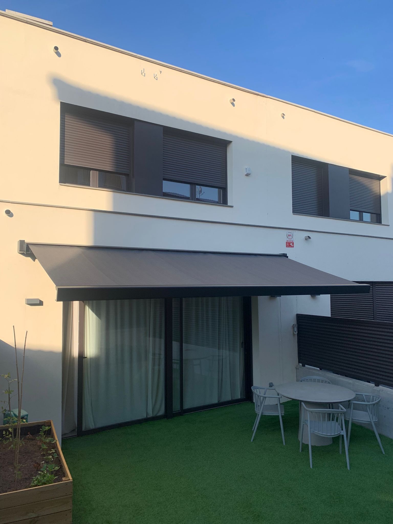 Arriba la calor&hellip; i tamb&eacute; la temporada de tendals! ☀️

Avui us ensenyem aquest model que hem instal&middot;lat recentment.
Un cofre quadrat que, amb el seu disseny modern i elegant, aporta uniformitat i estil a la fa&ccedil;ana 🏡✨

Clie