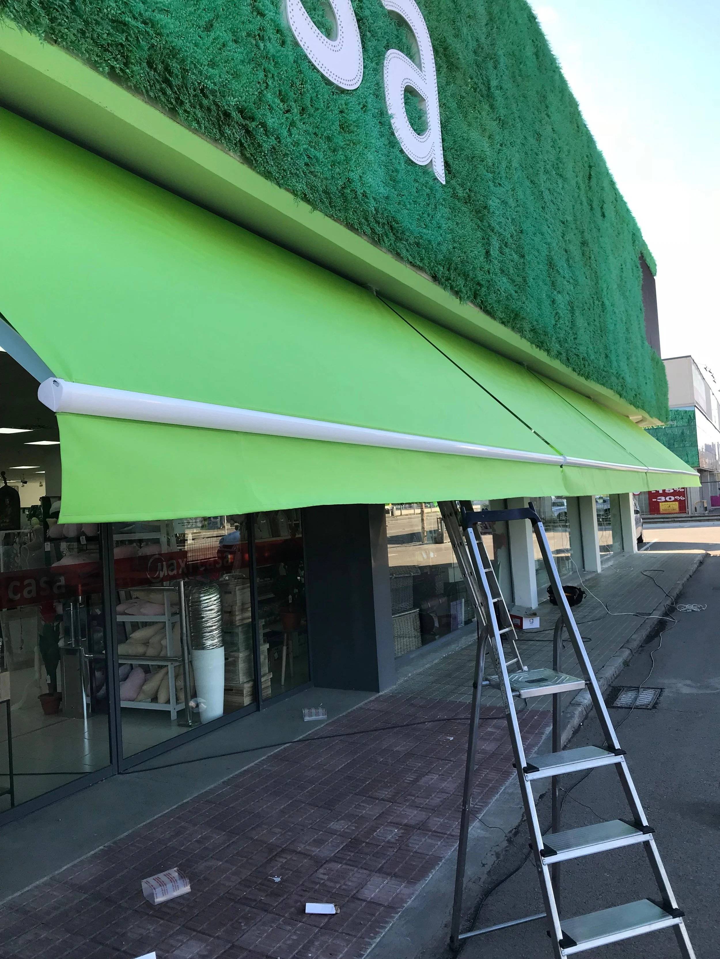 Instal·lació de tendals de braç invisible